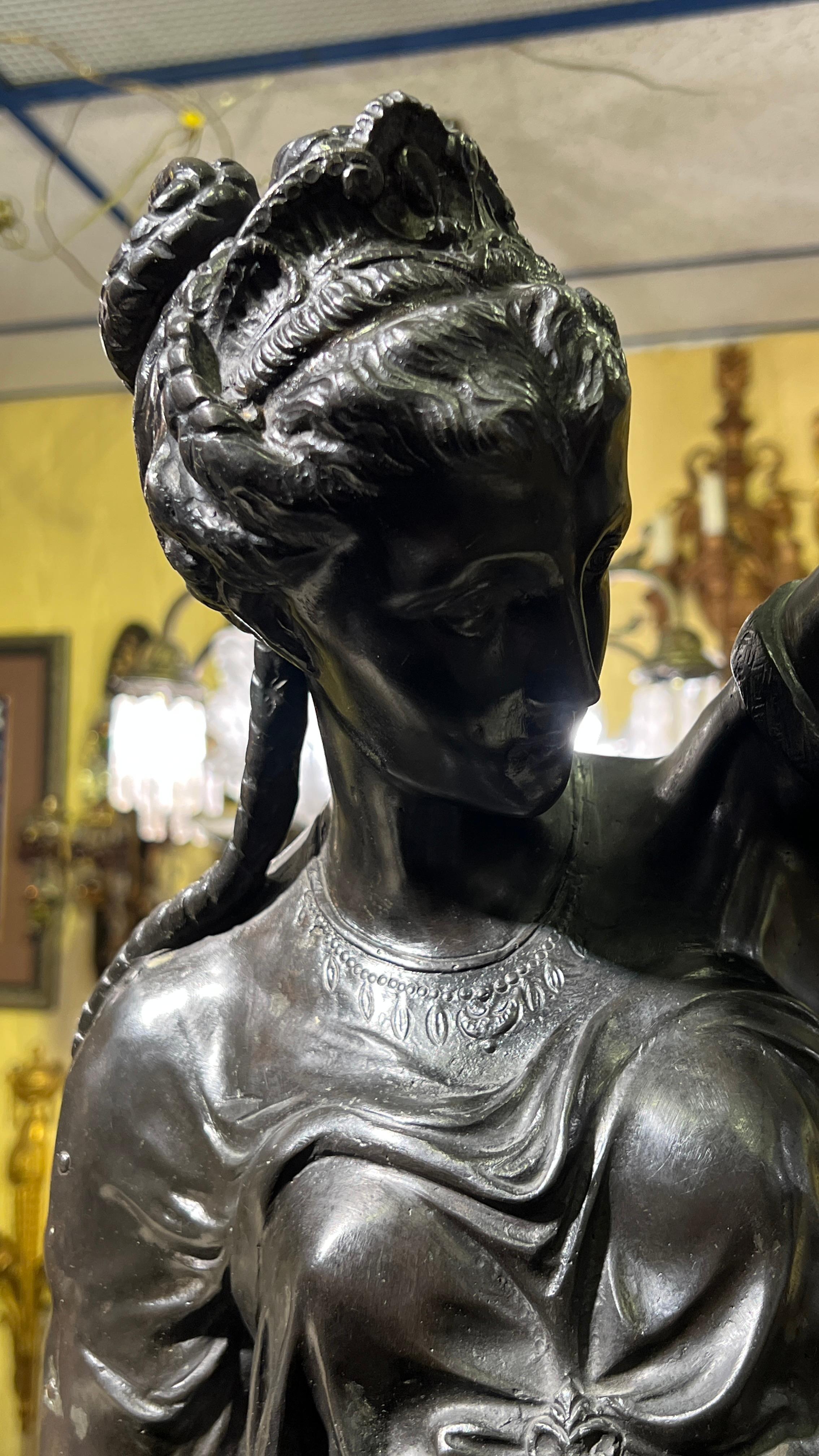 Paar patinierte neoklassizistische Bronzefiguren mit weiblichen Figuren, entworfen als Fackeln im Angebot 3
