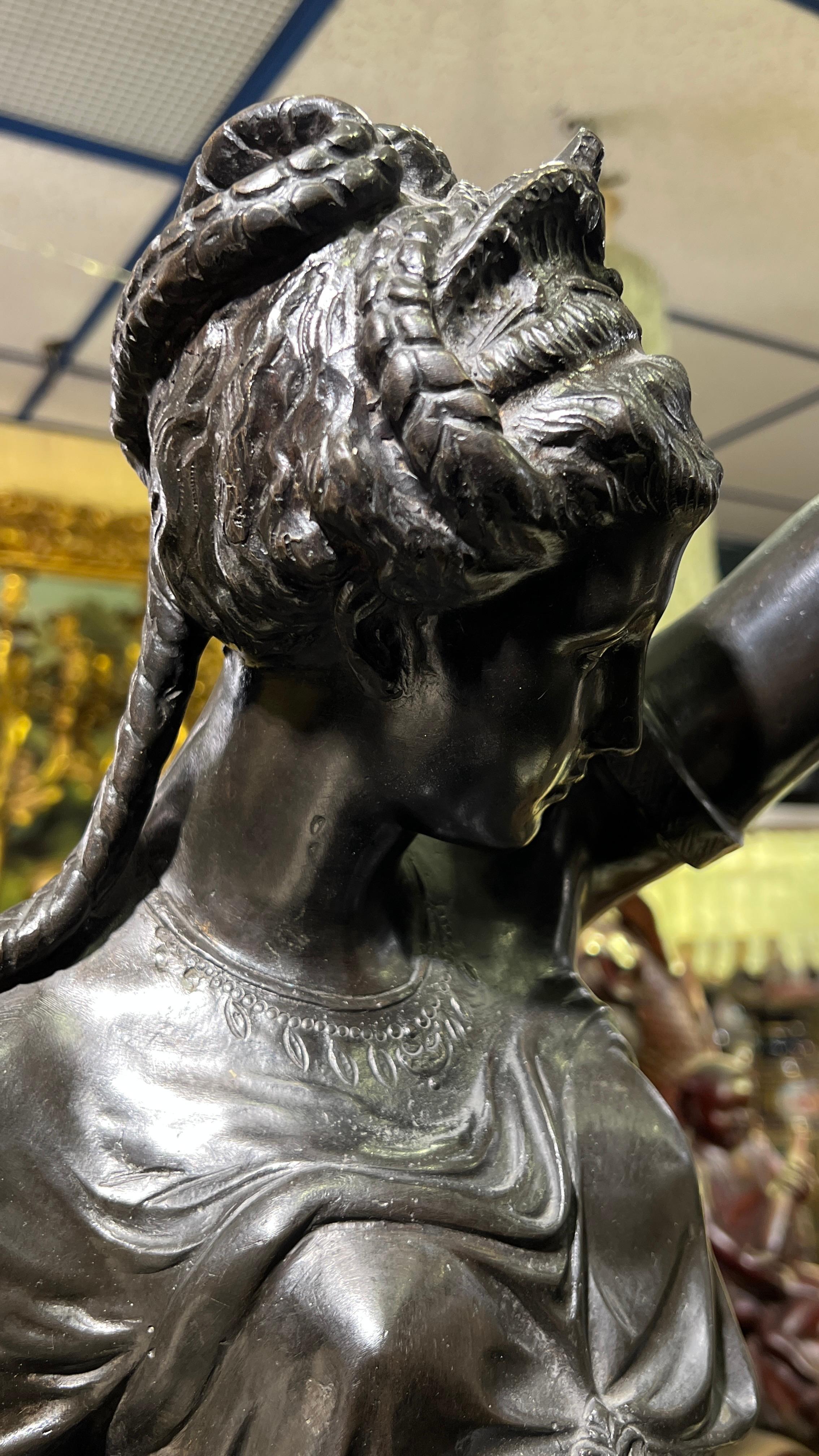 Paar patinierte neoklassizistische Bronzefiguren mit weiblichen Figuren, entworfen als Fackeln im Angebot 4
