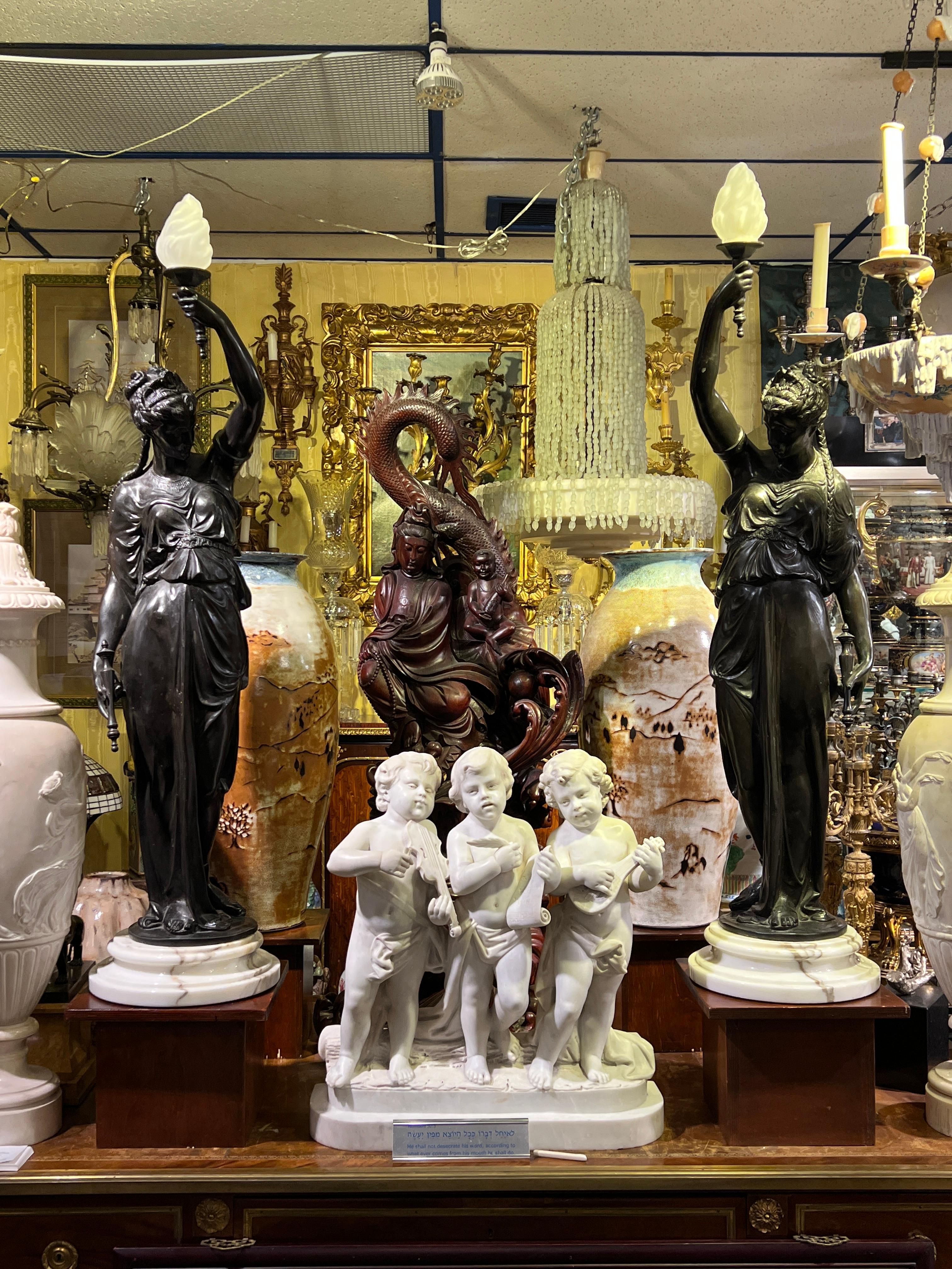Ein Paar französischer weiblicher patinierter Bronzefiguren aus der Mitte des Jahrhunderts in Form von Fackeln.   Derzeit ohne Steckdosen, Verkabelung und Jalousien, kann aber auf Wunsch ergänzt werden.