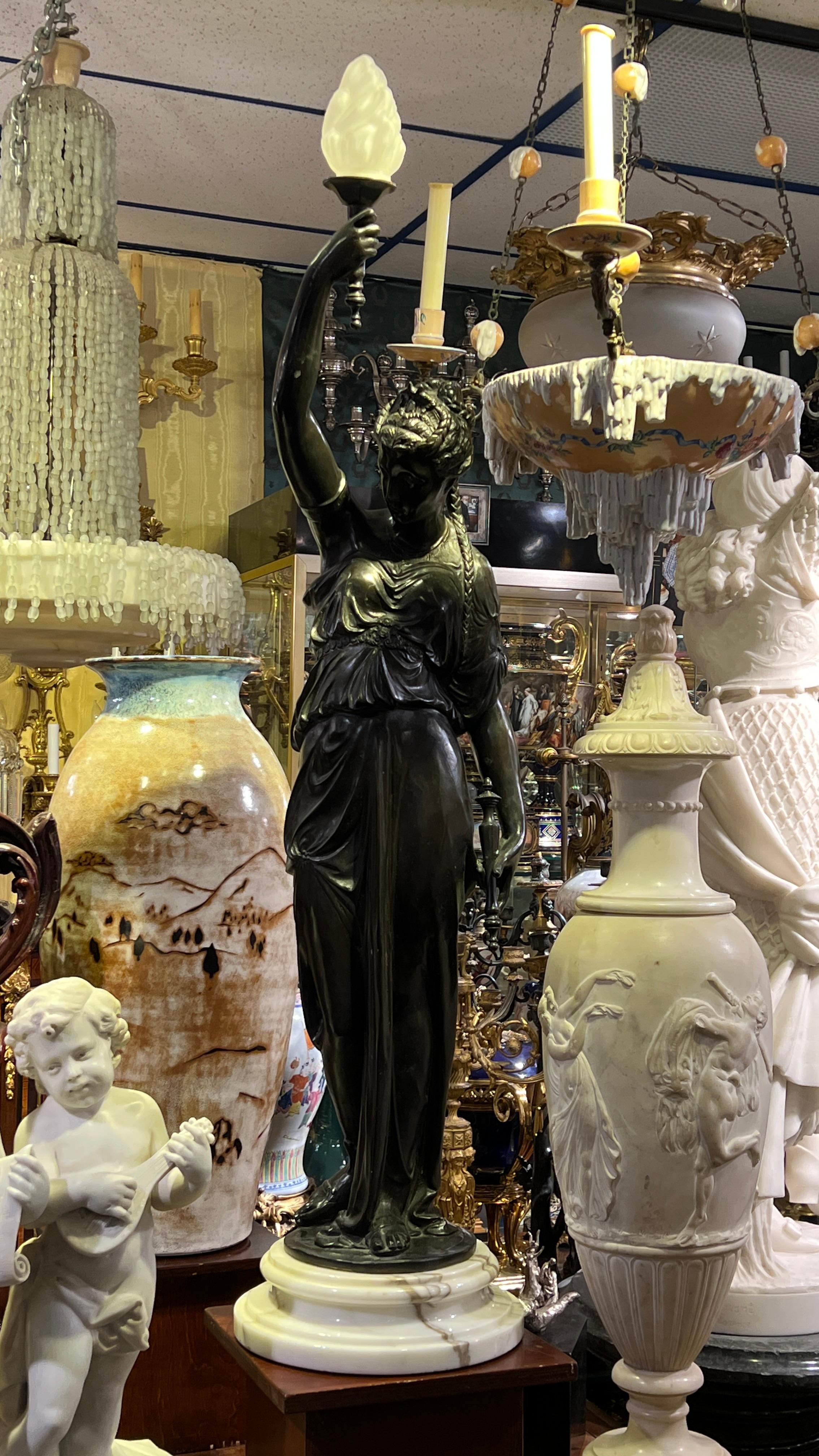 Paar patinierte neoklassizistische Bronzefiguren mit weiblichen Figuren, entworfen als Fackeln (Französisch) im Angebot