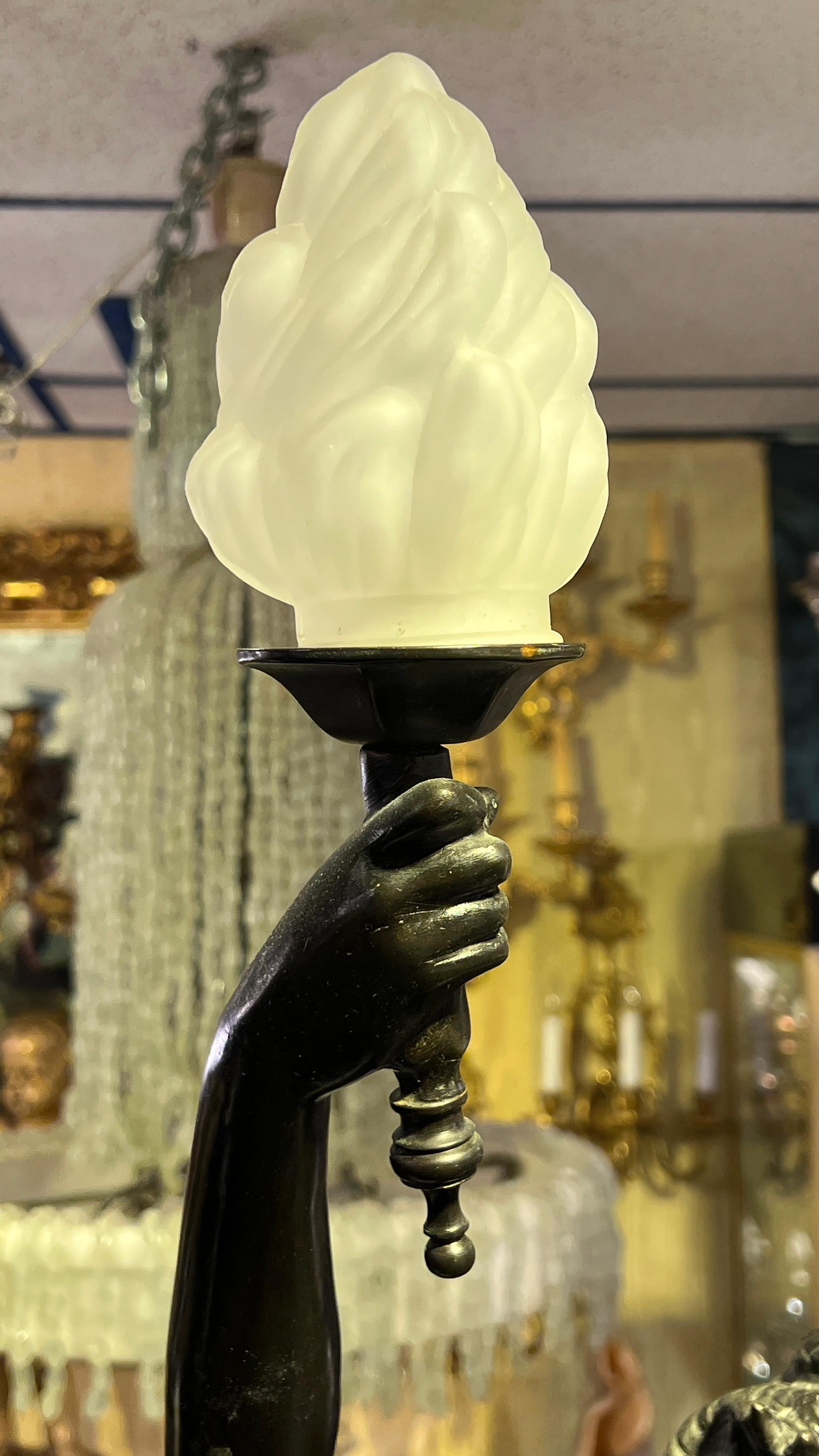 Paar patinierte neoklassizistische Bronzefiguren mit weiblichen Figuren, entworfen als Fackeln im Zustand „Gut“ im Angebot in New York, NY