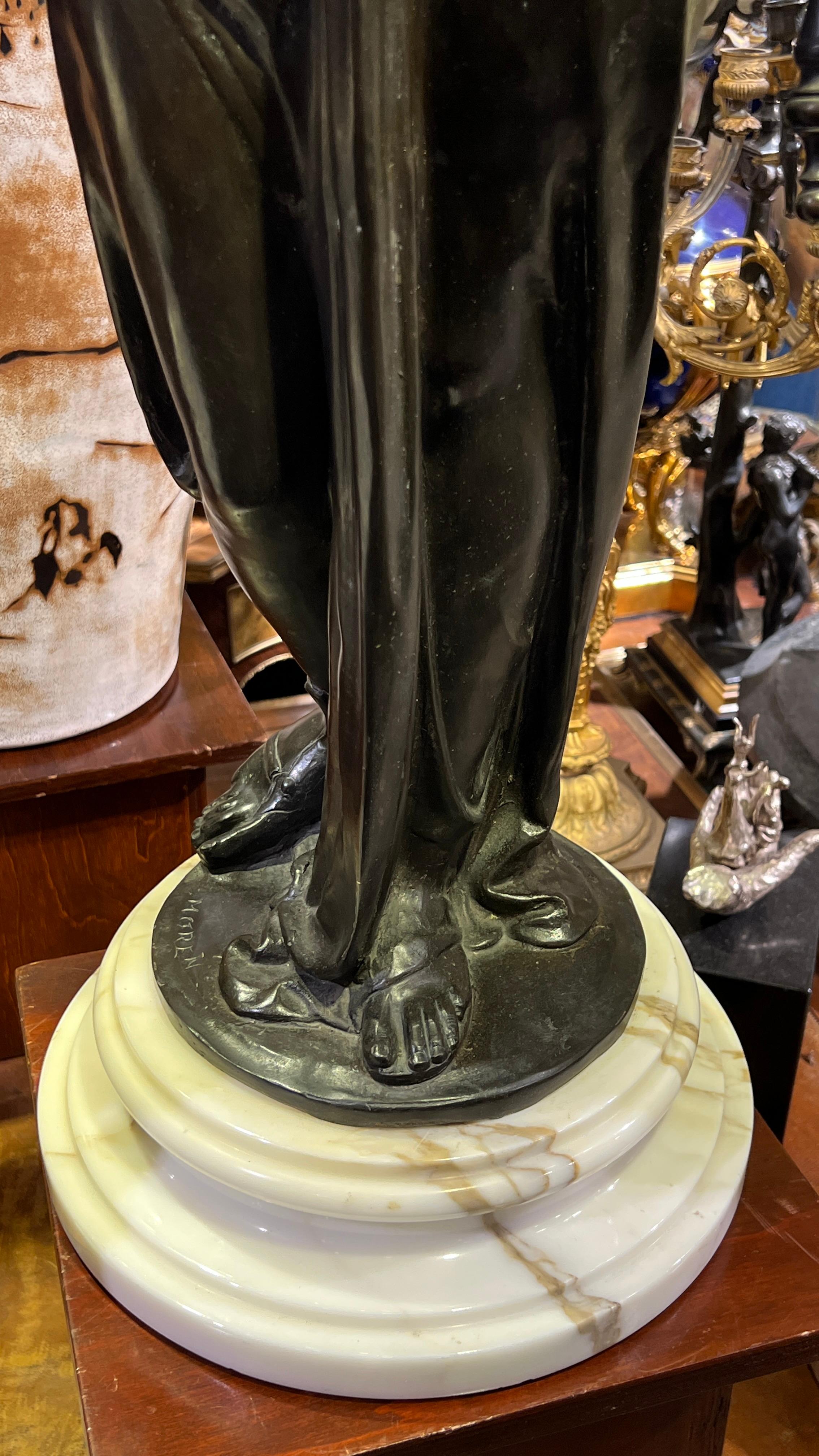 Paar patinierte neoklassizistische Bronzefiguren mit weiblichen Figuren, entworfen als Fackeln im Angebot 1