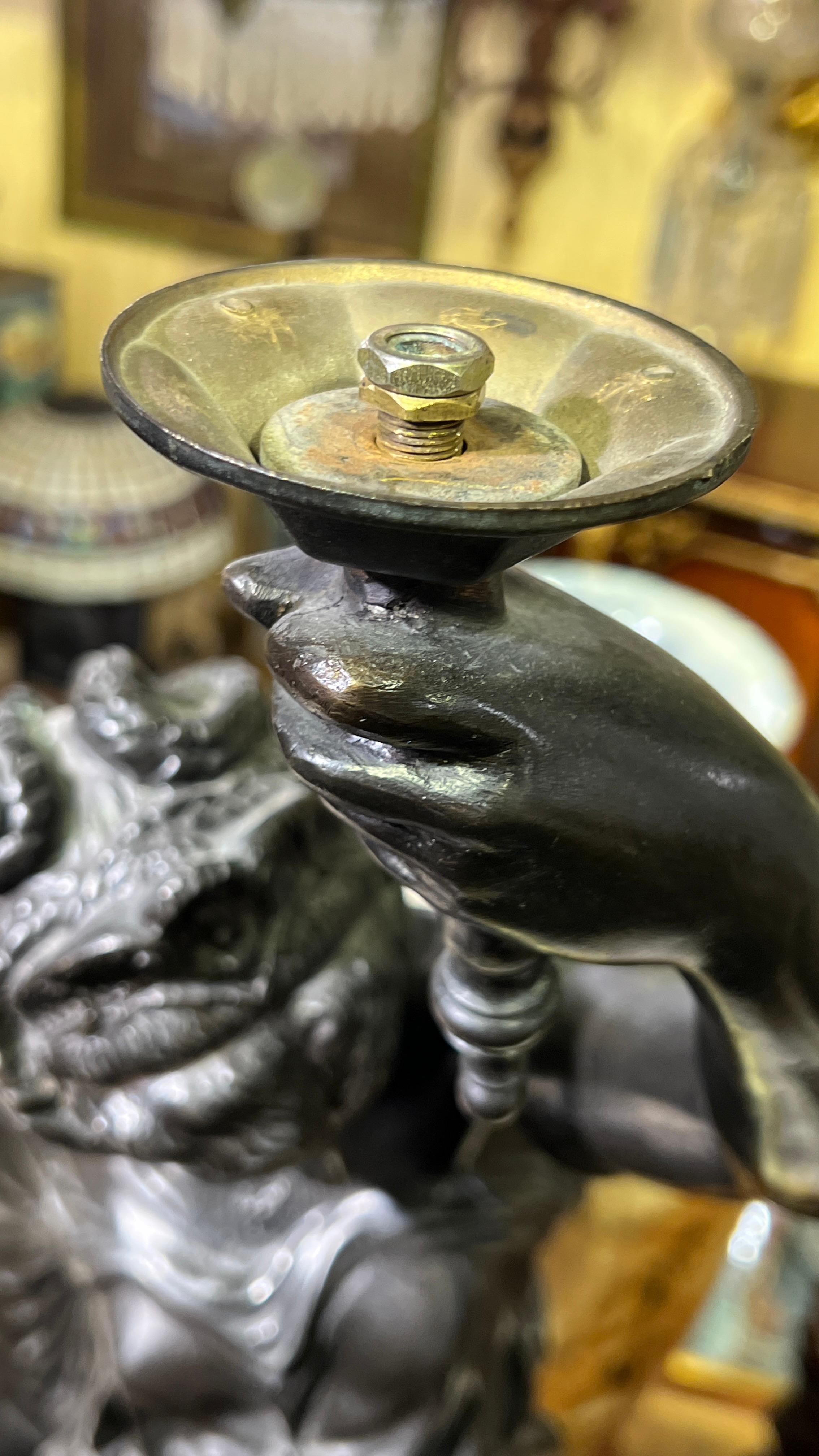 Paar patinierte neoklassizistische Bronzefiguren mit weiblichen Figuren, entworfen als Fackeln im Angebot 2
