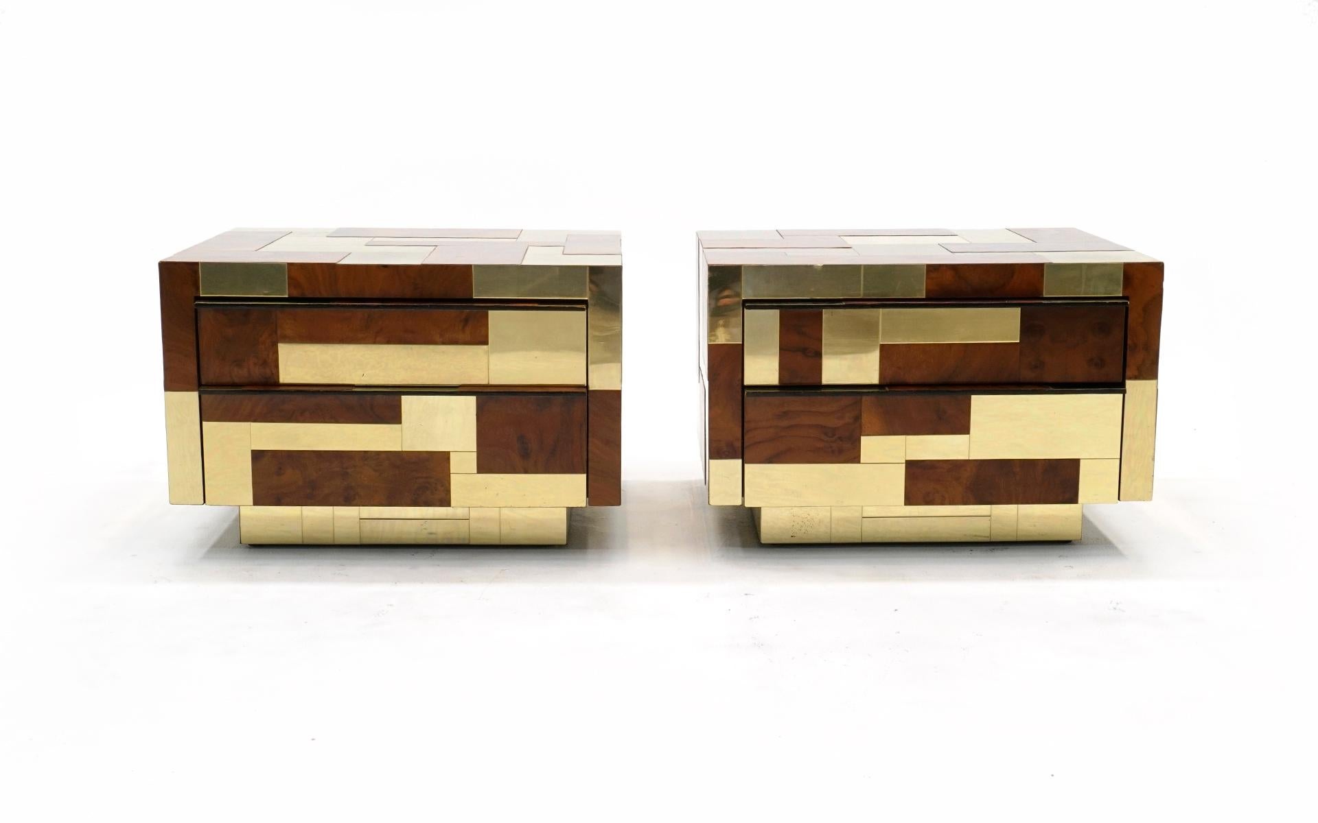 Rare et belle paire de tables de nuit Cityscape en loupe et laiton, conçue par Paul Evans pour Directional, dans les années 1970. Les deux ont deux tiroirs qui fonctionnent parfaitement. Des grappes de rayures légères sur quelques panneaux en laiton