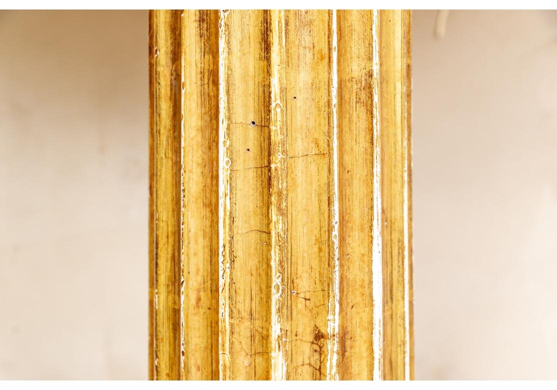 Pair Paul Ferrante Minerva Gilt Column Table Lamps Estadounidense en venta