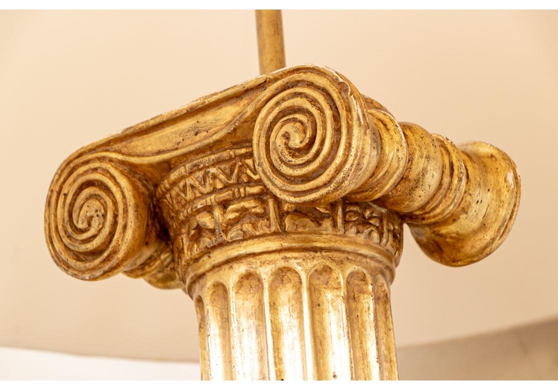 Pair Paul Ferrante Minerva Gilt Column Table Lamps en Bastante bueno estado para la venta en Bridgeport, CT