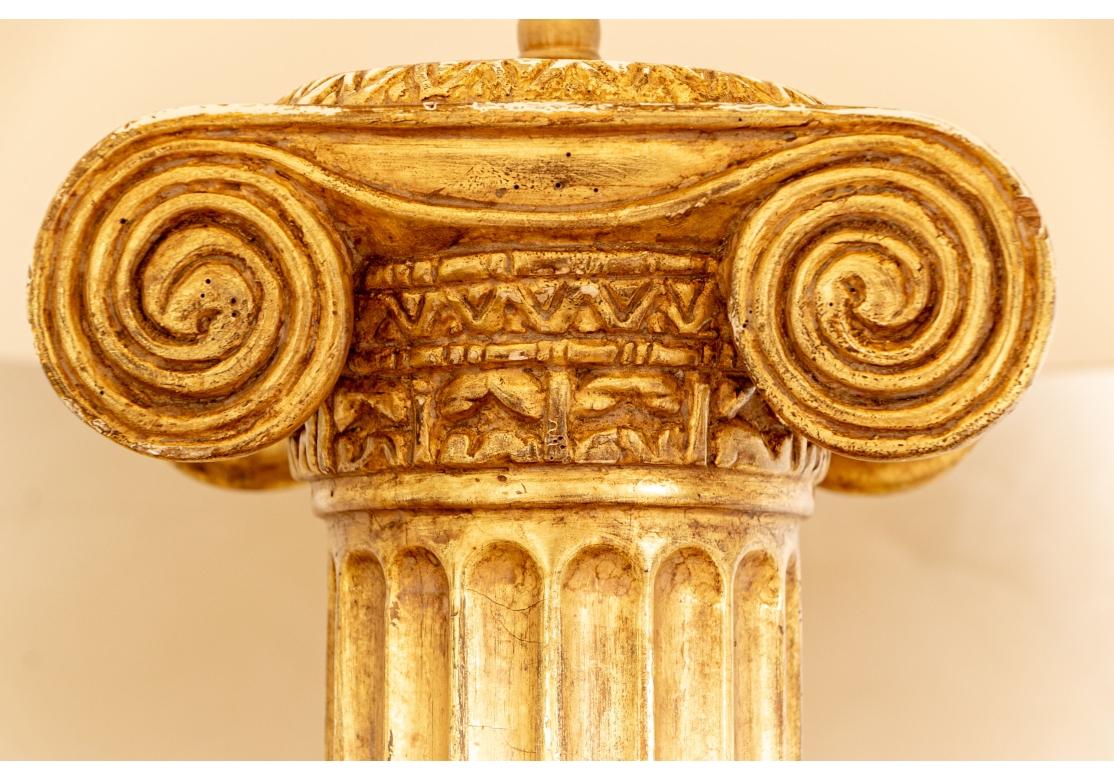 Pair Paul Ferrante Minerva Gilt Column Table Lamps siglo XX en venta