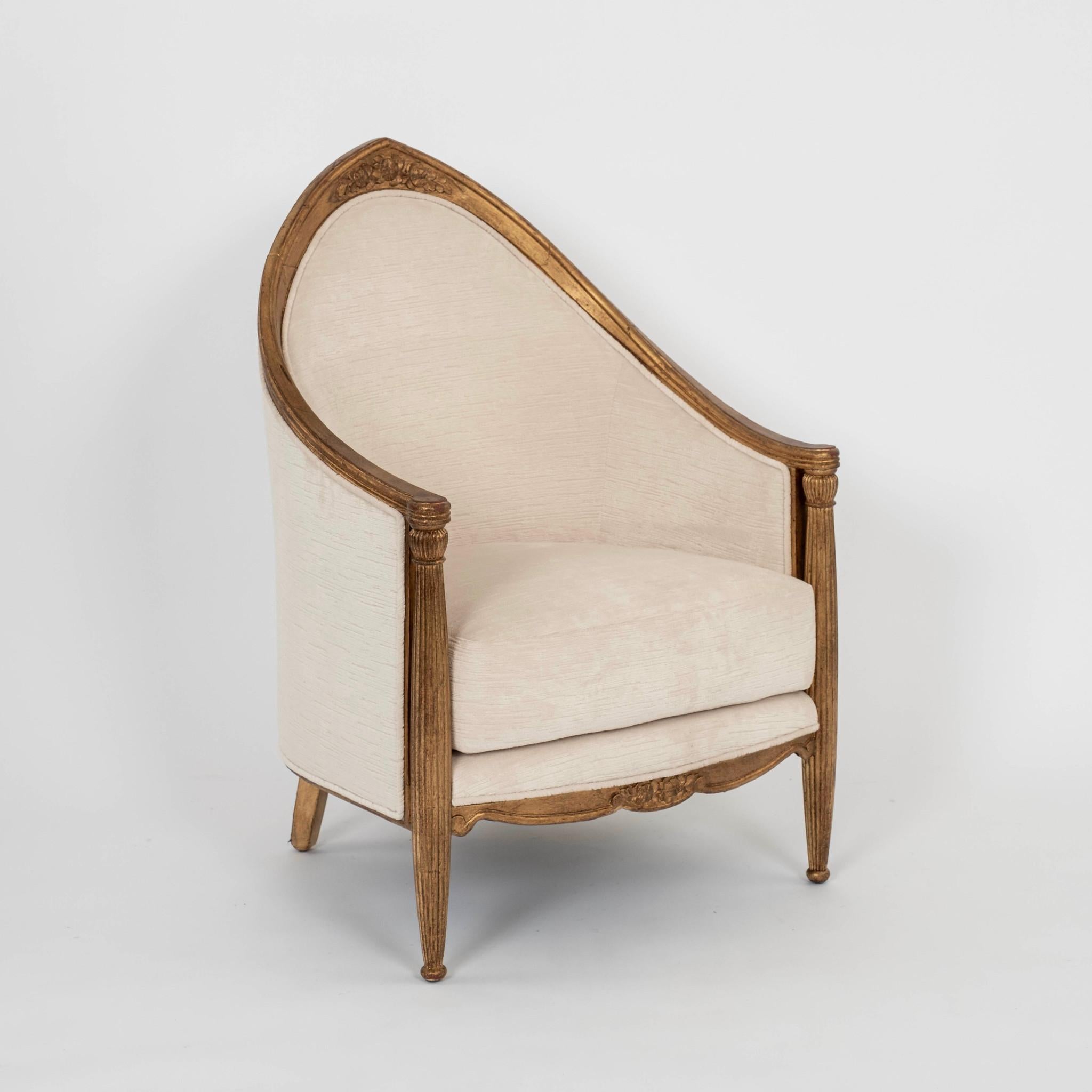 Zwei vergoldete Paul Follot-Bergére-Stühle im französischen Art Déco-Stil, neu gepolstert mit gestreiftem ecrufarbenem Samt.

Vier Stück verfügbar, paarweise verkauft. 
$14.800,00 Paar.