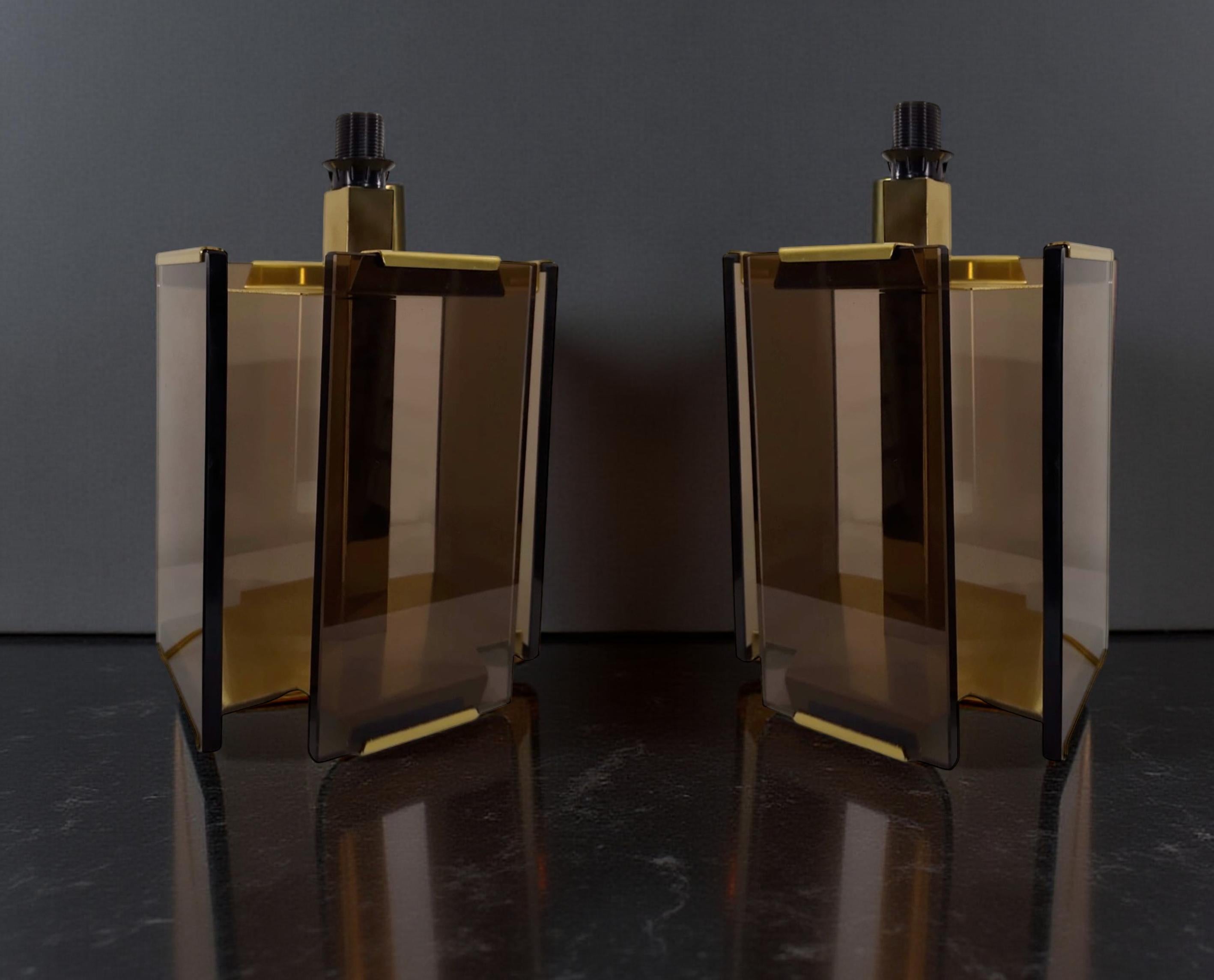 Mid-Century Modern Paire de lampes de table en laiton et verre fumé Paul Hanson par Fratelli Melani Italie 1970 en vente