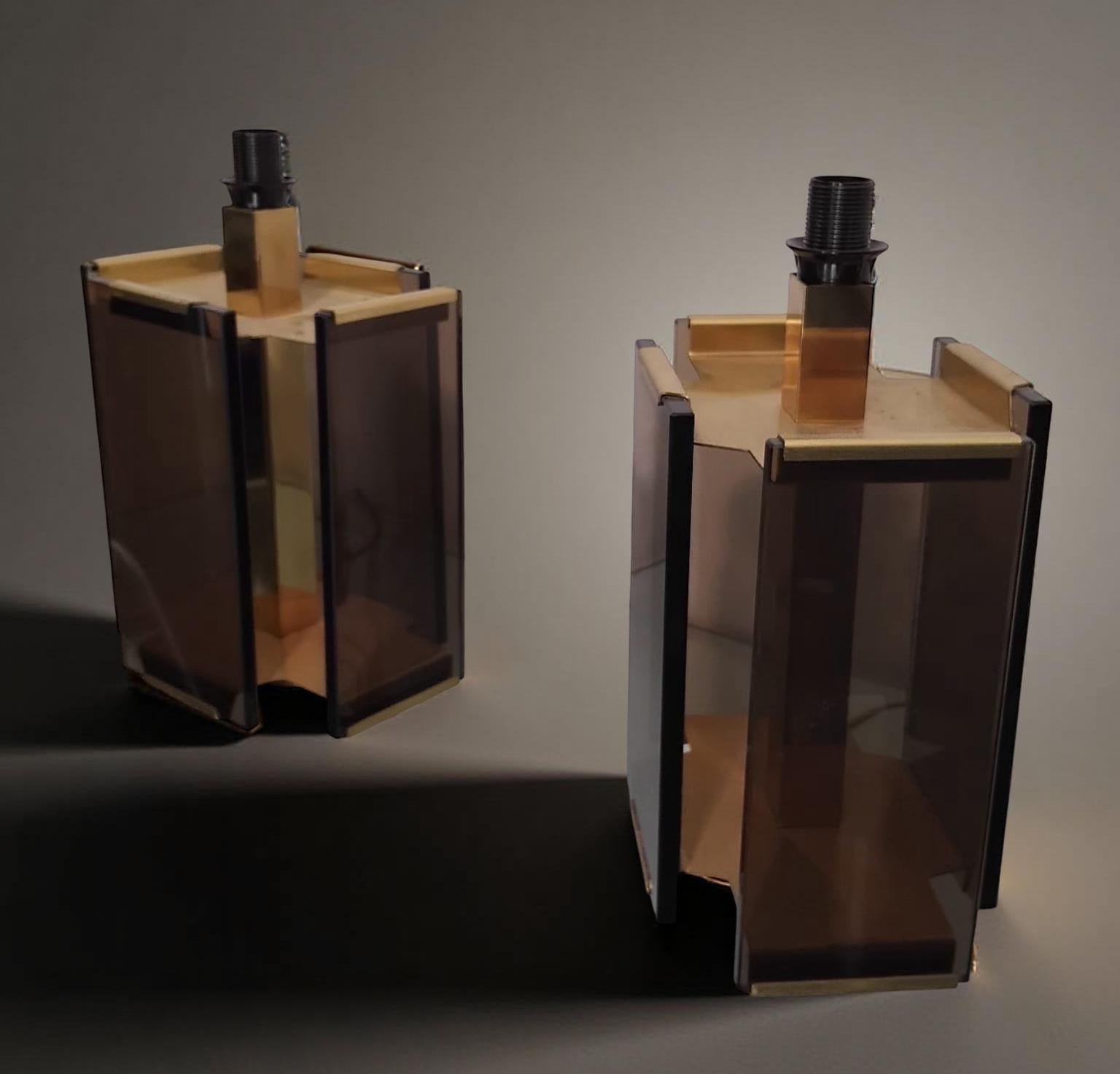 italien Paire de lampes de table en laiton et verre fumé Paul Hanson par Fratelli Melani Italie 1970 en vente