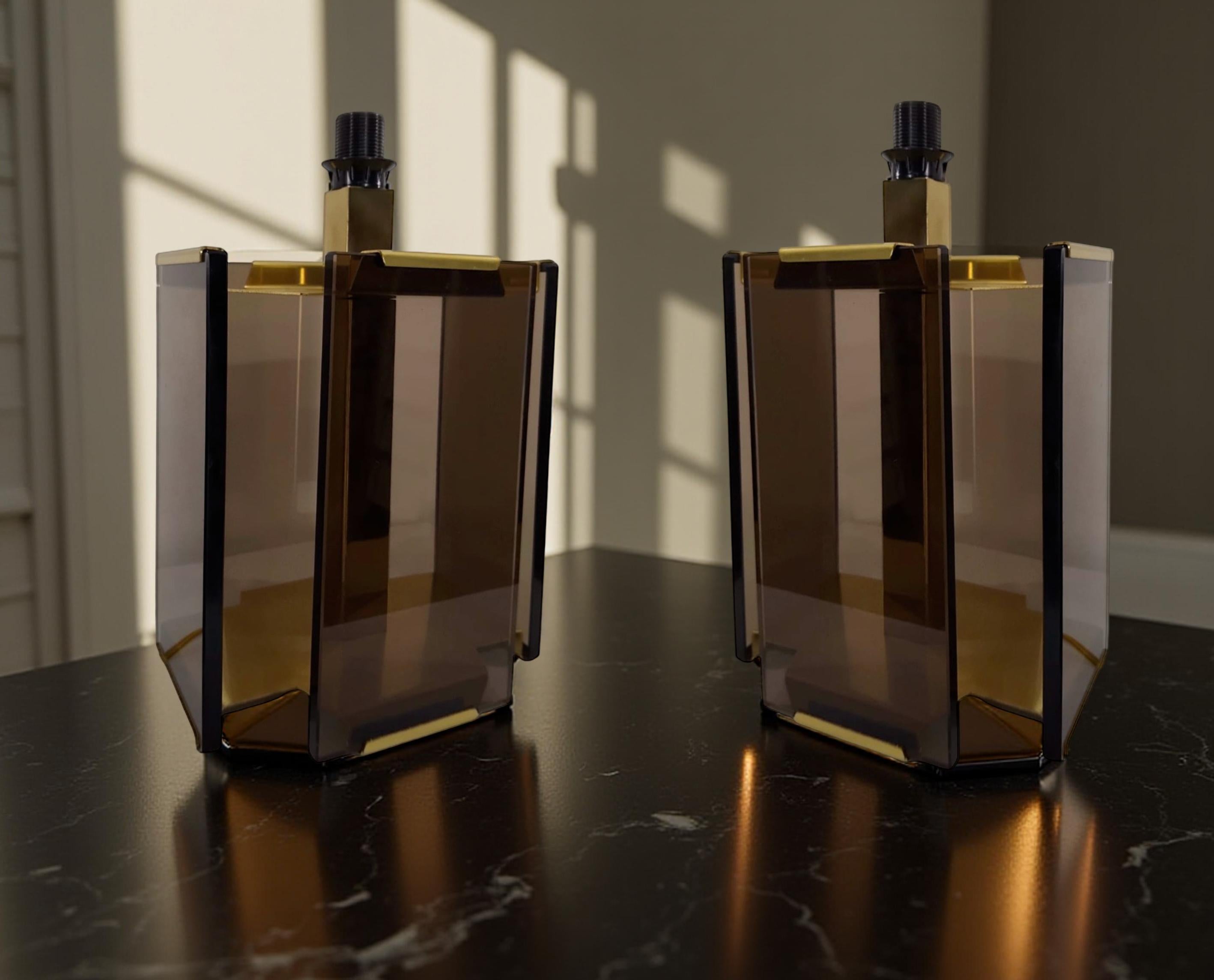 Paire de lampes de table en laiton et verre fumé Paul Hanson par Fratelli Melani Italie 1970 Excellent état - En vente à Trieste, IT