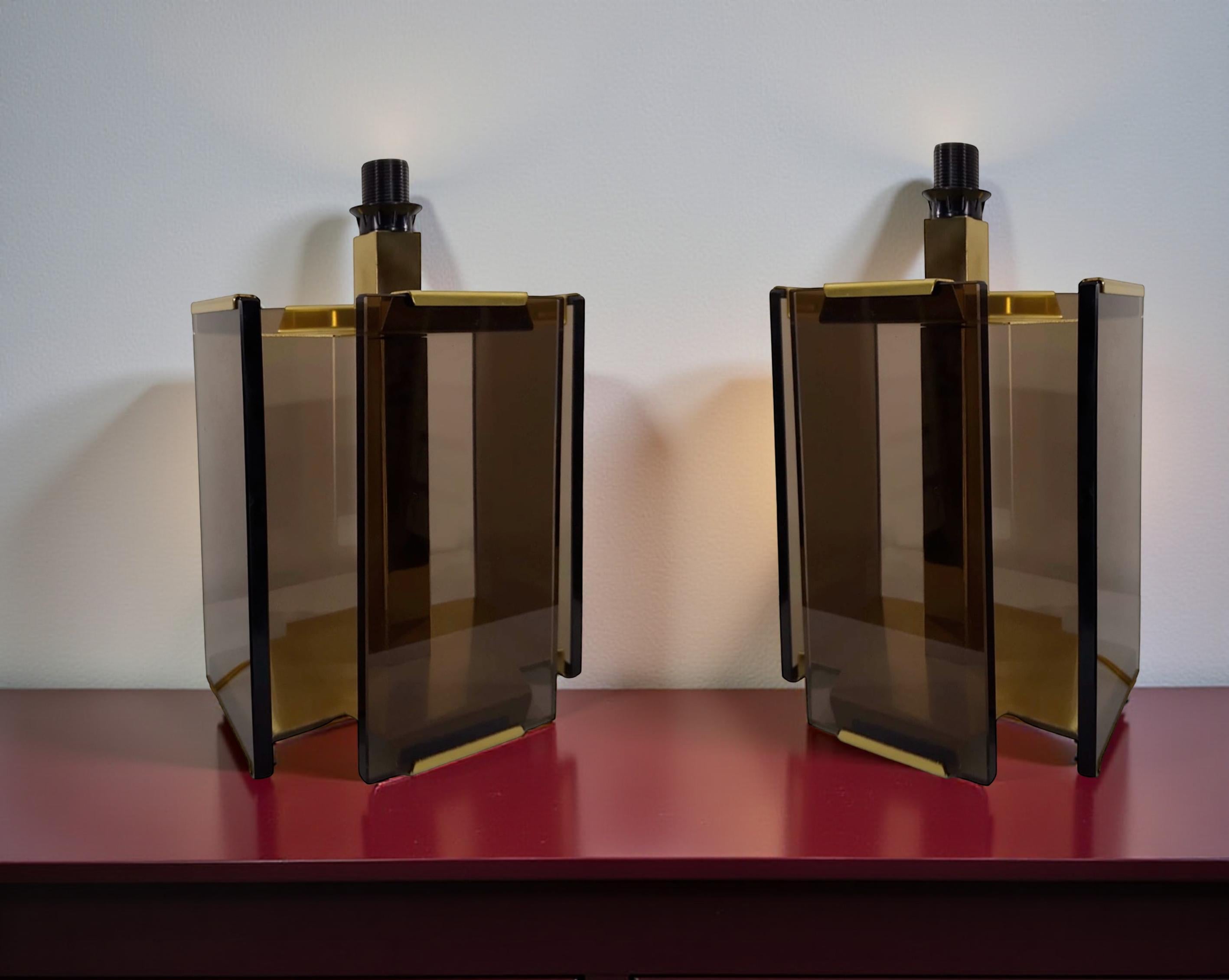 Fin du 20e siècle Paire de lampes de table en laiton et verre fumé Paul Hanson par Fratelli Melani Italie 1970 en vente