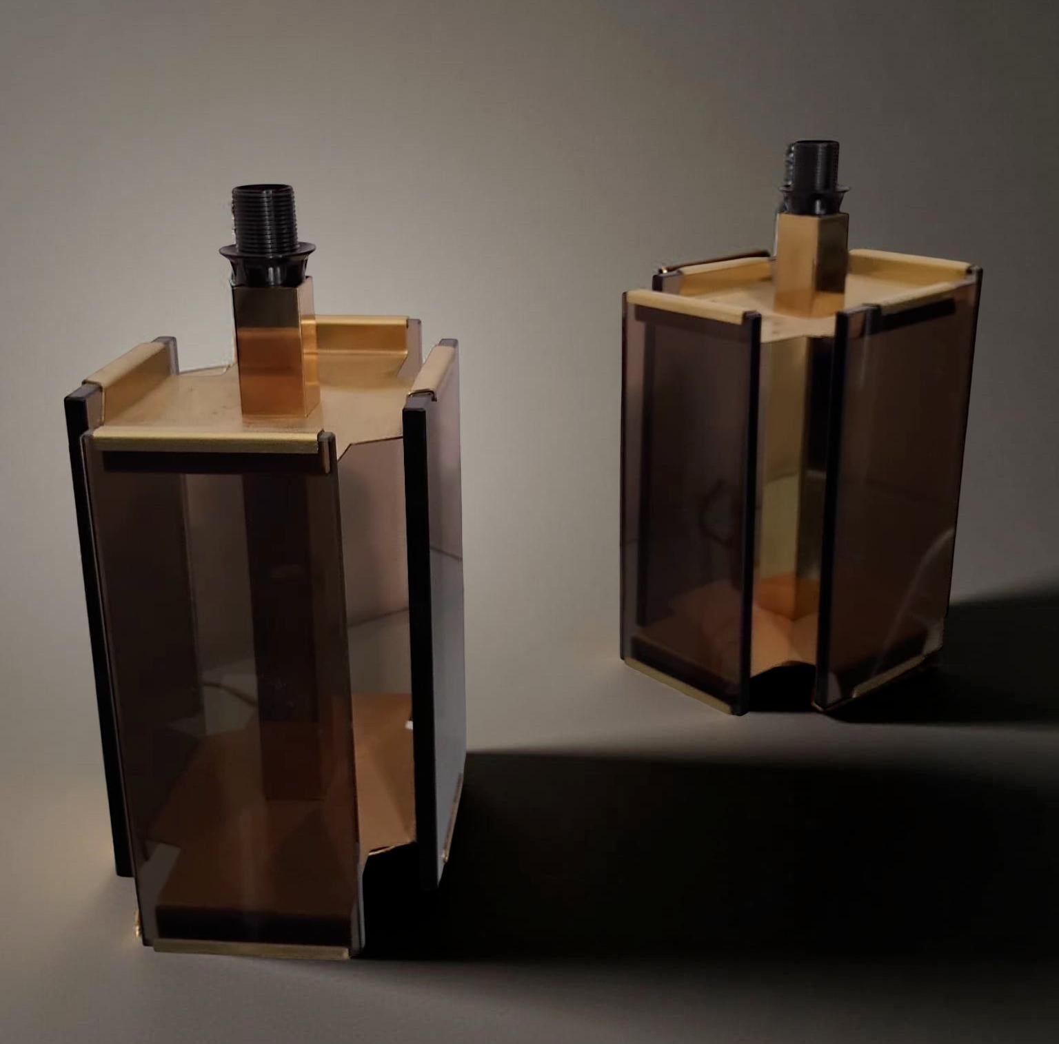 Paire de lampes de table en laiton et verre fumé Paul Hanson par Fratelli Melani Italie 1970 en vente 1