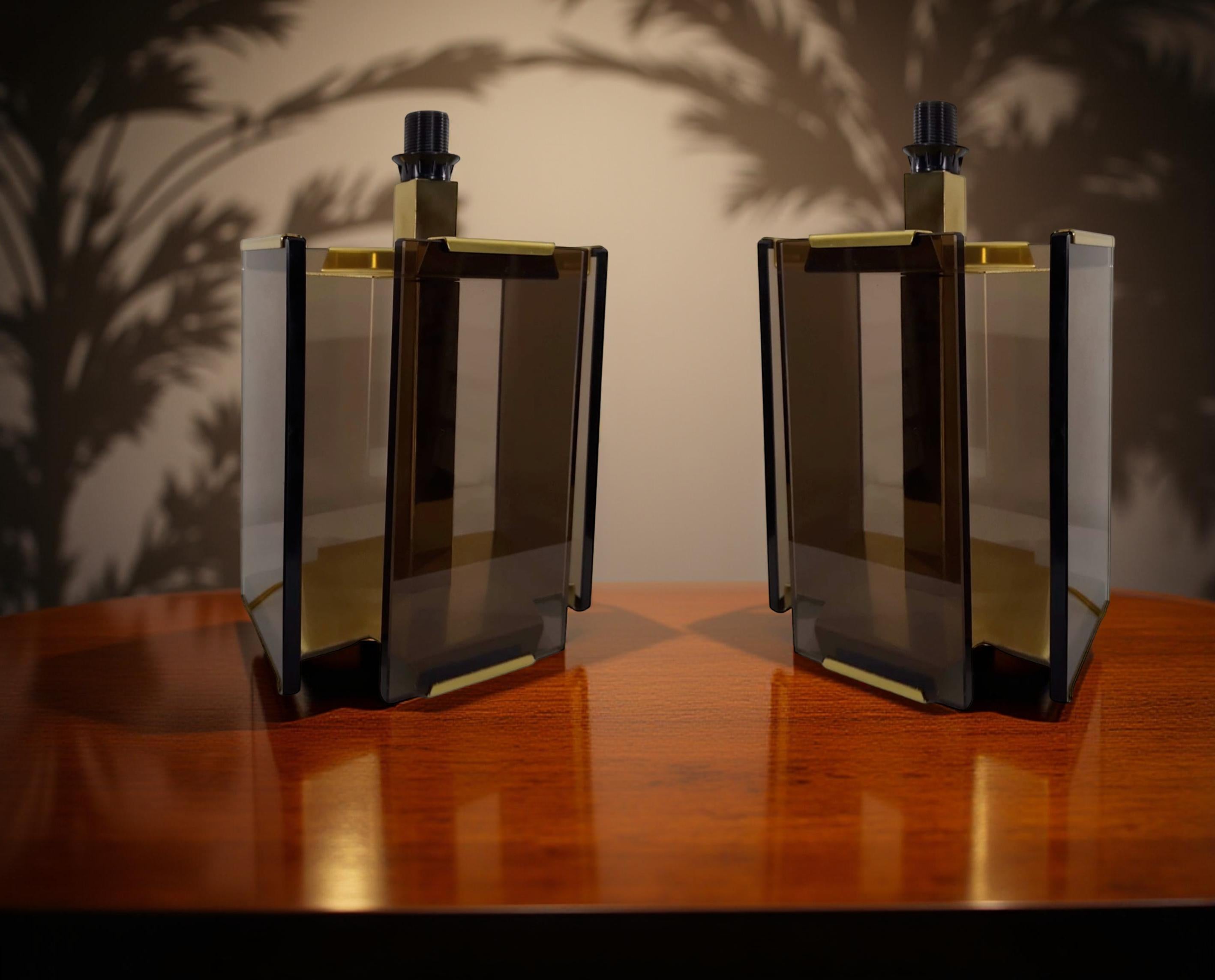 Paire de lampes de table en laiton et verre fumé Paul Hanson par Fratelli Melani Italie 1970 en vente 2