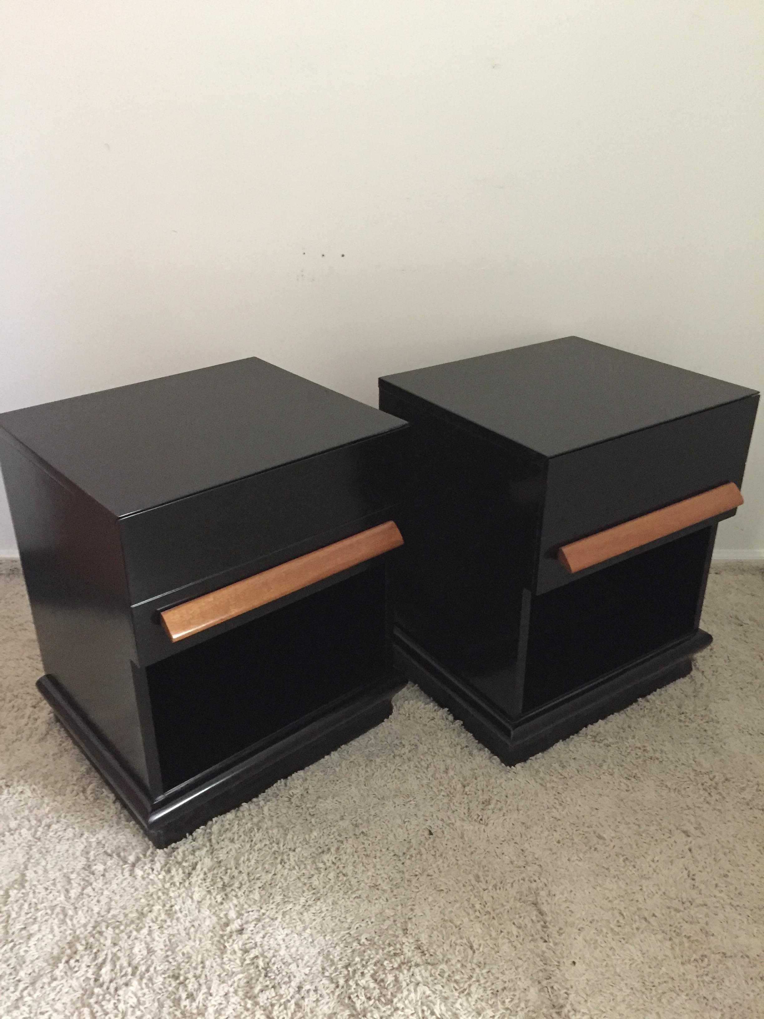 Pair of Paul Lazlo Nightstand /End Tables In Excellent Condition In Westport, CT