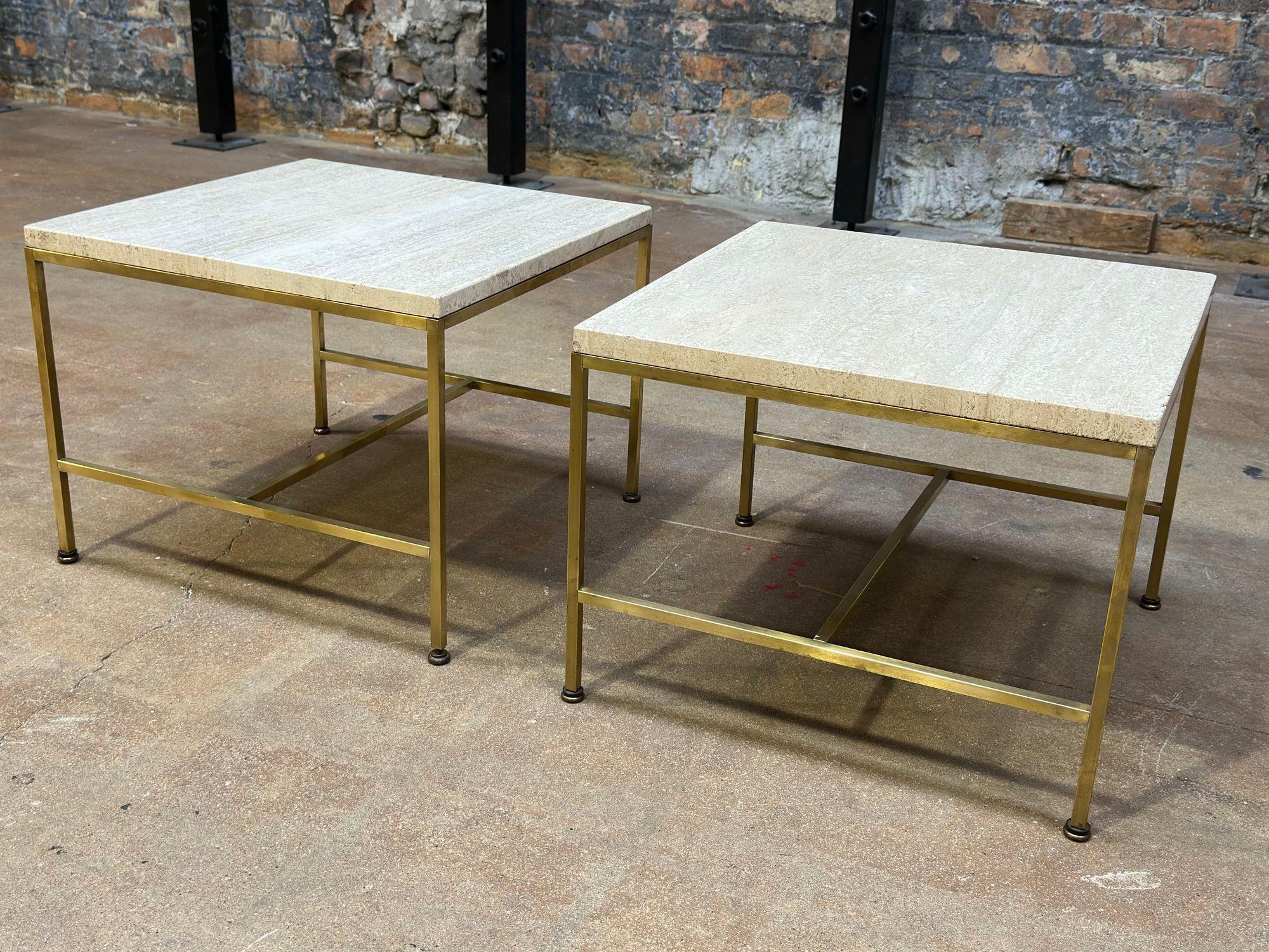 Paire de tables d'appoint en laiton Paul McCobb, plateau en travertin, 1960. Original en très bon état.
Mesure 15,25