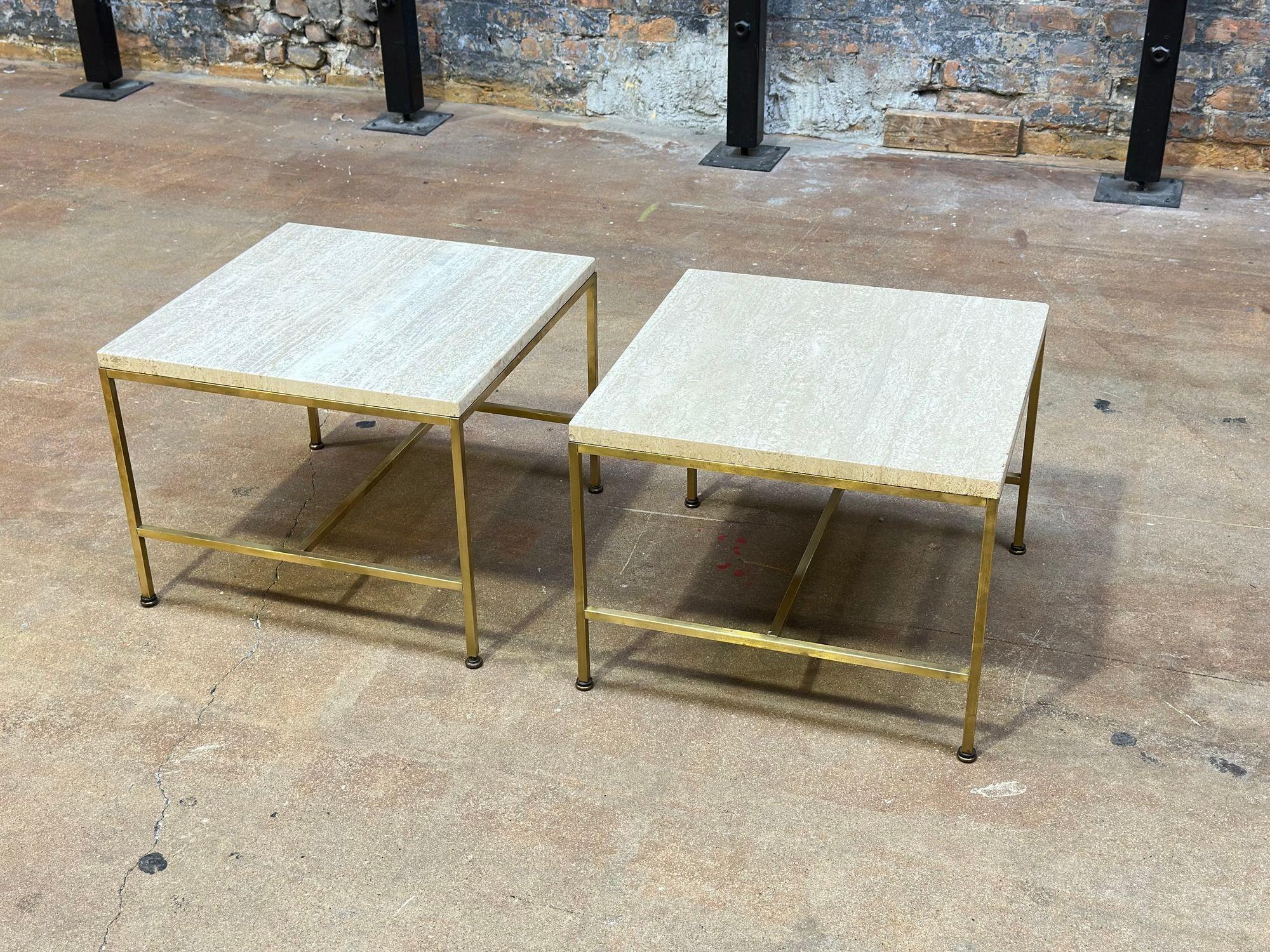 Mid-Century Modern Paire de tables d'appoint/de chevet Paul McCobb à structure en laiton et plateau en travertin, 1960 en vente