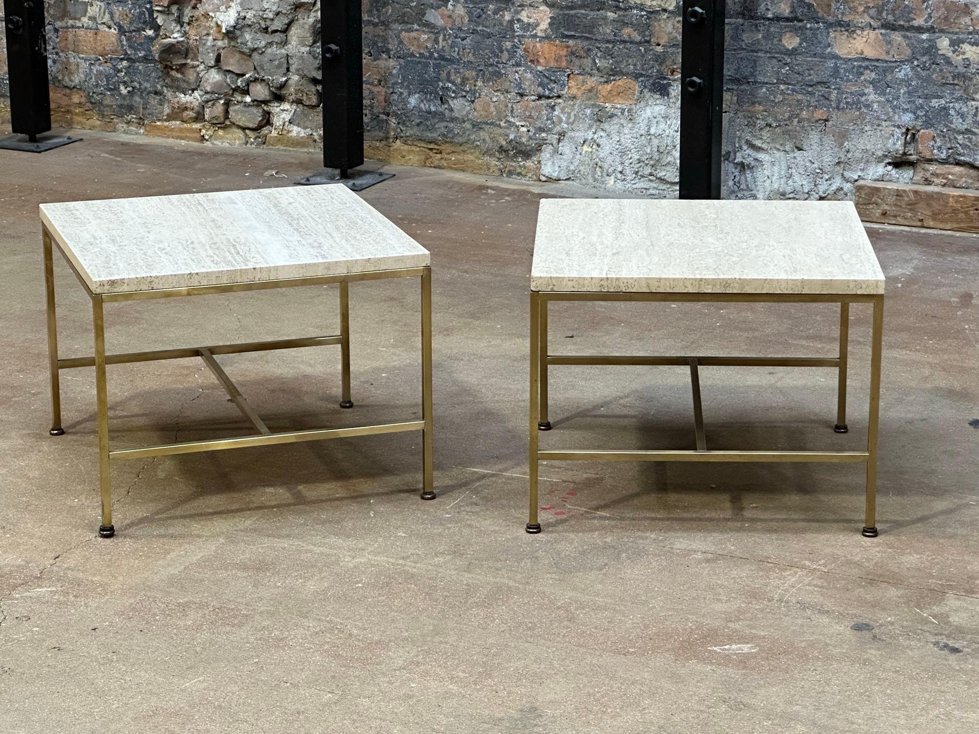 Américain Paire de tables d'appoint/de chevet Paul McCobb à structure en laiton et plateau en travertin, 1960 en vente