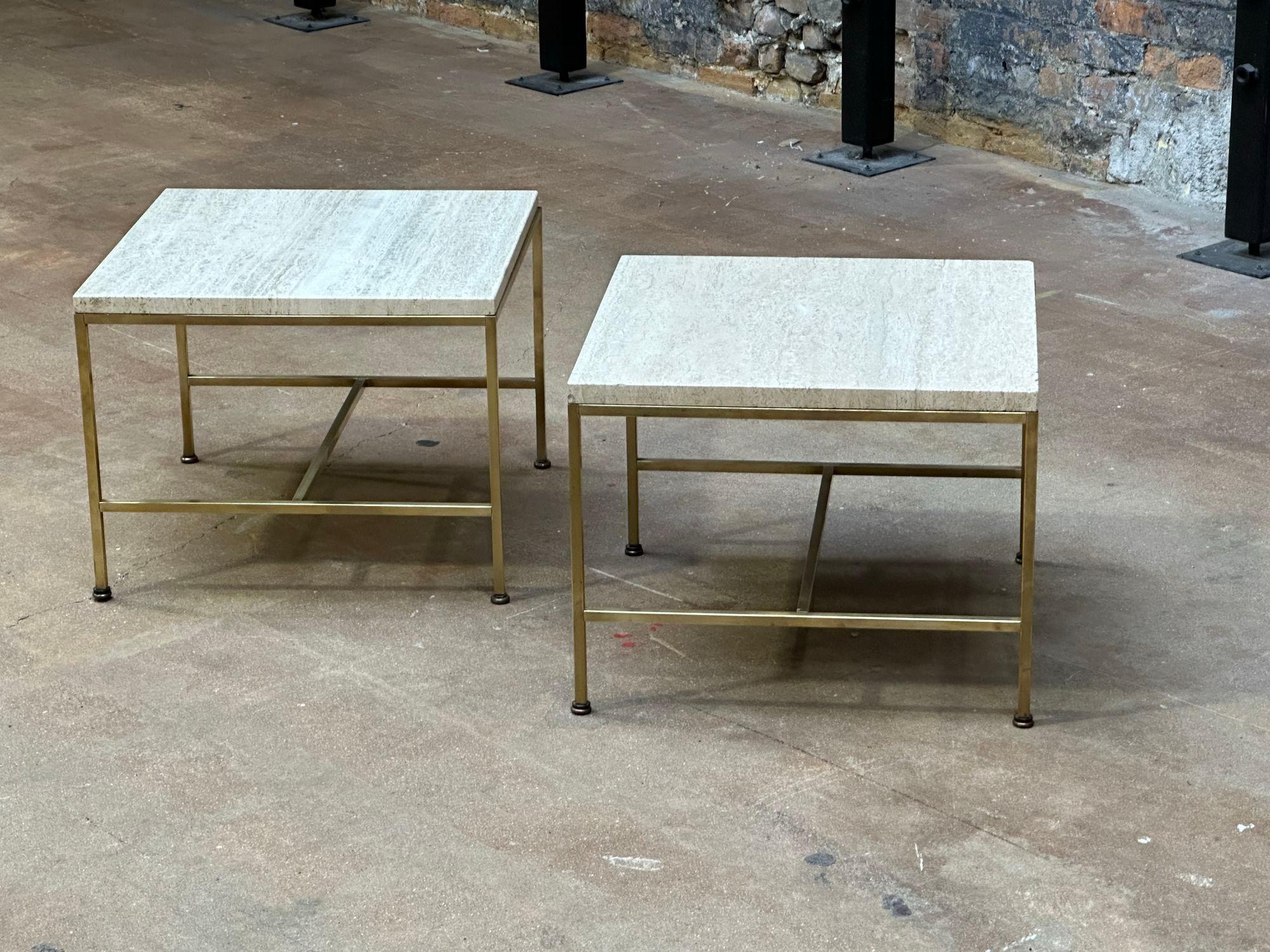 Paire de tables d'appoint/de chevet Paul McCobb à structure en laiton et plateau en travertin, 1960 Excellent état - En vente à Chicago, IL