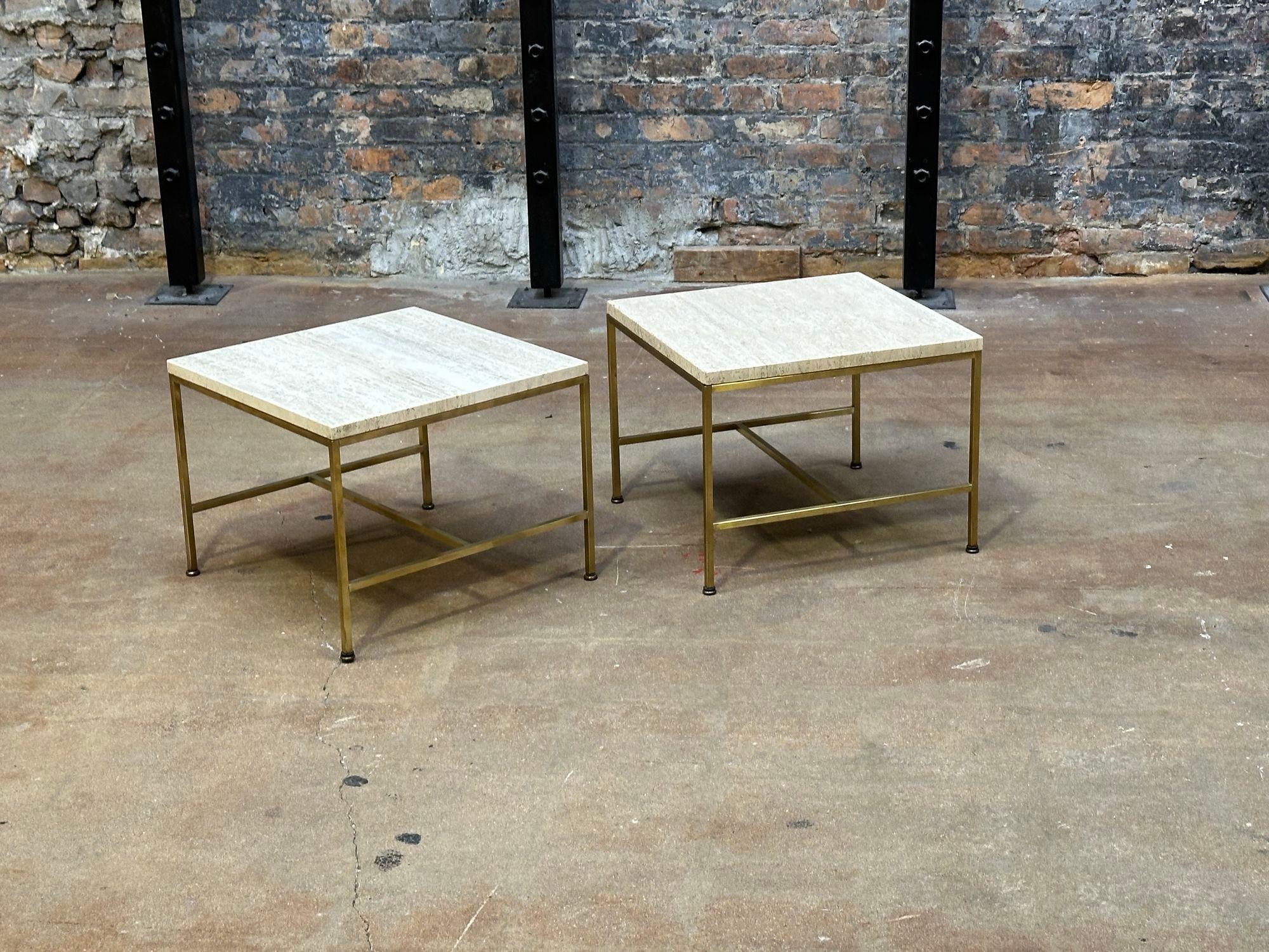 Milieu du XXe siècle Paire de tables d'appoint/de chevet Paul McCobb à structure en laiton et plateau en travertin, 1960 en vente