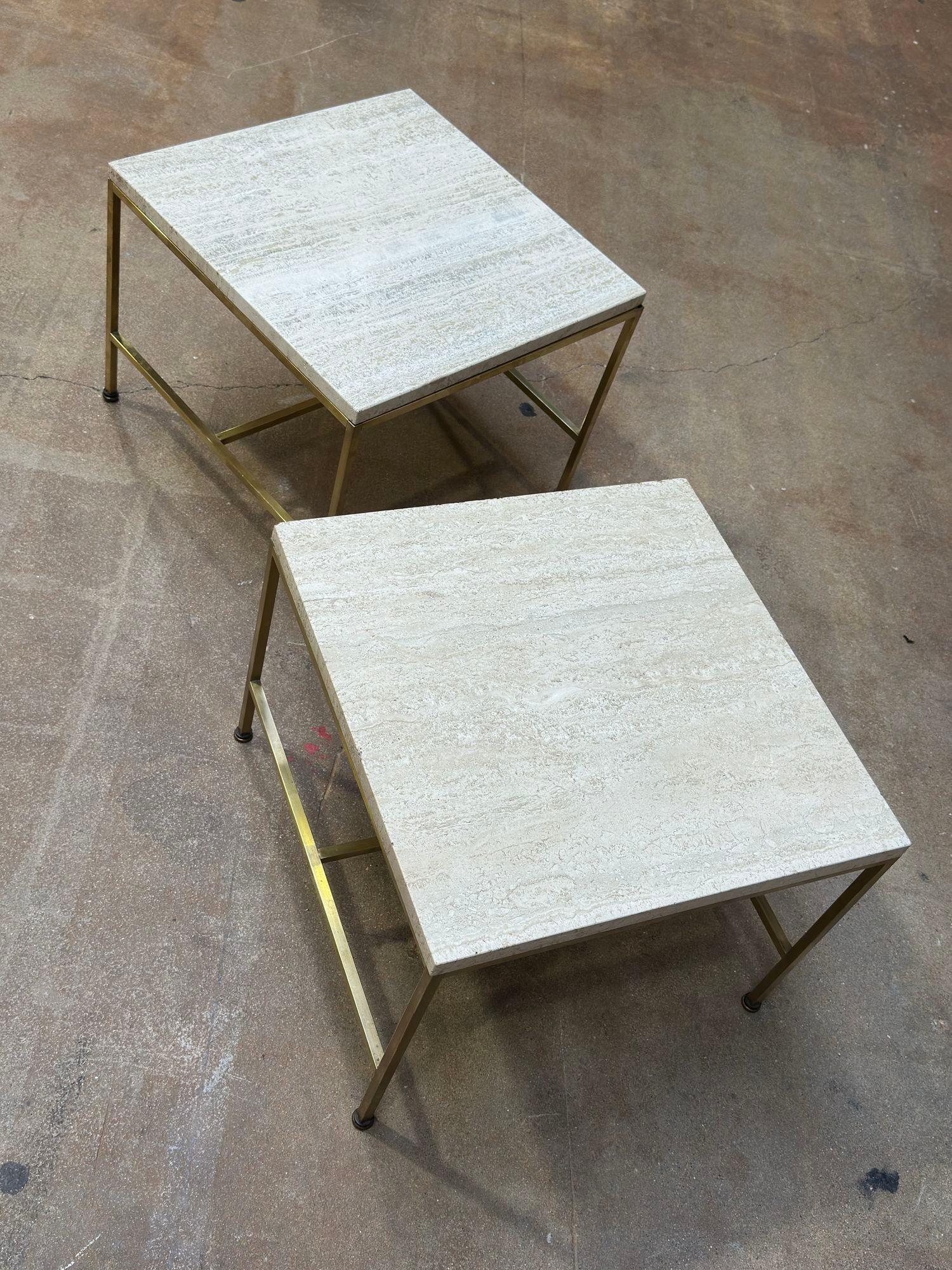 Laiton Paire de tables d'appoint/de chevet Paul McCobb à structure en laiton et plateau en travertin, 1960 en vente