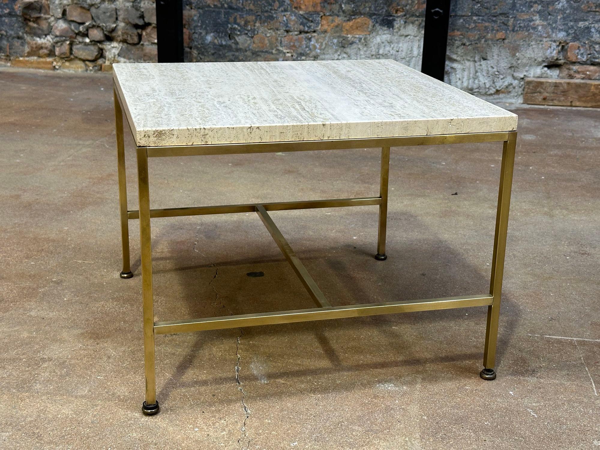 Paire de tables d'appoint/de chevet Paul McCobb à structure en laiton et plateau en travertin, 1960 en vente 1