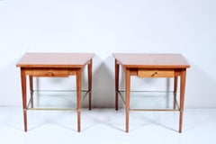 Paire de tables d'appoint trapézoïdales « Connoisseur Collection » de Paul McCobb, en acajou et laiton