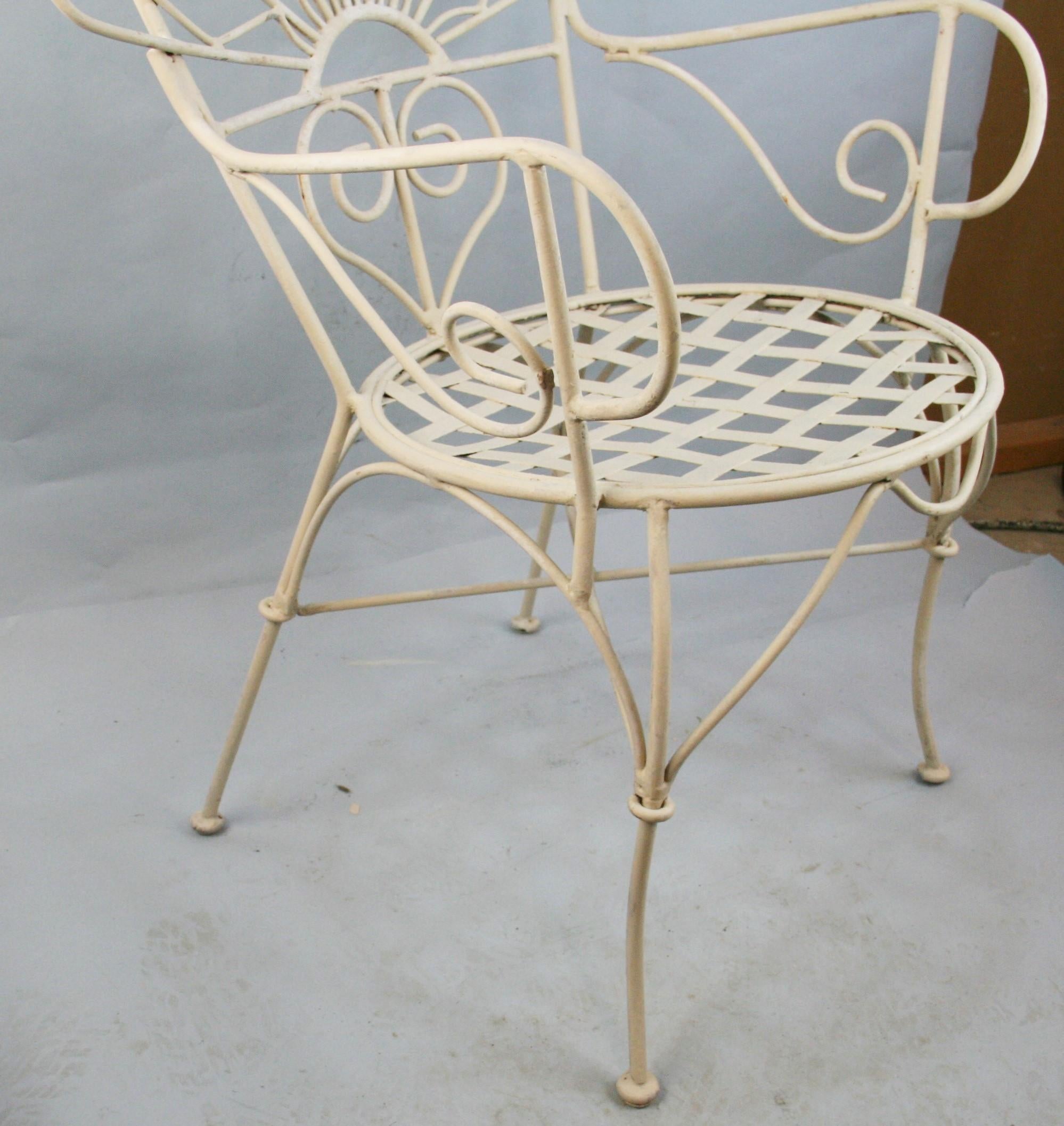 Milieu du XXe siècle Paire de chaises de jardin paon en métal en vente