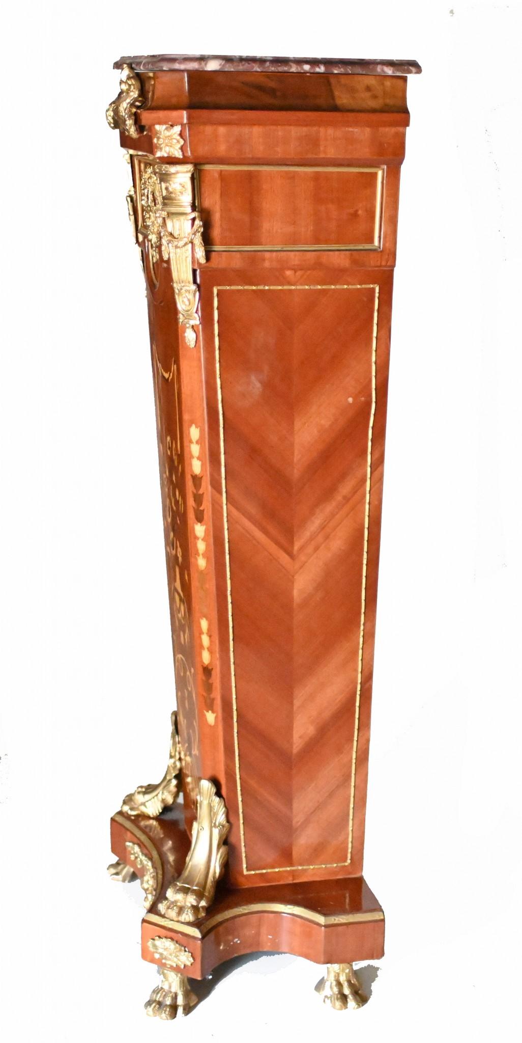 Élégante paire de guéridons français de style Empire
Profondément décoré de marqueteries complexes sur toutes les surfaces.
Les motifs complexes comprennent des urnes, des rosettes, des gerbes de fleurs et d'autres motifs classiques.
Les luminaires