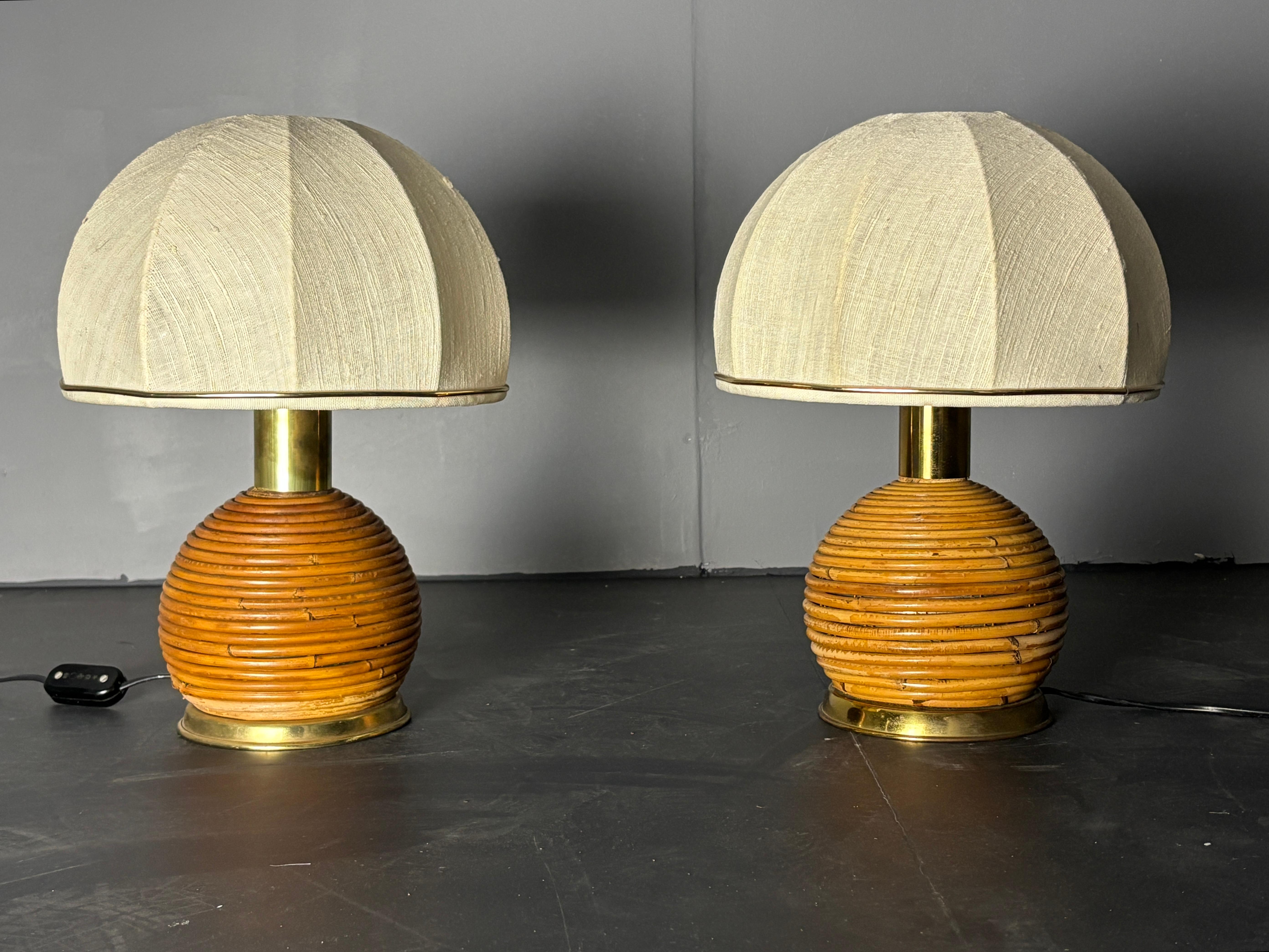 Mid-Century moderno Coppia di lampade da tavolo a fungo a matita in canna, rattan, bambù e ottone, Italia, anni '70 in vendita