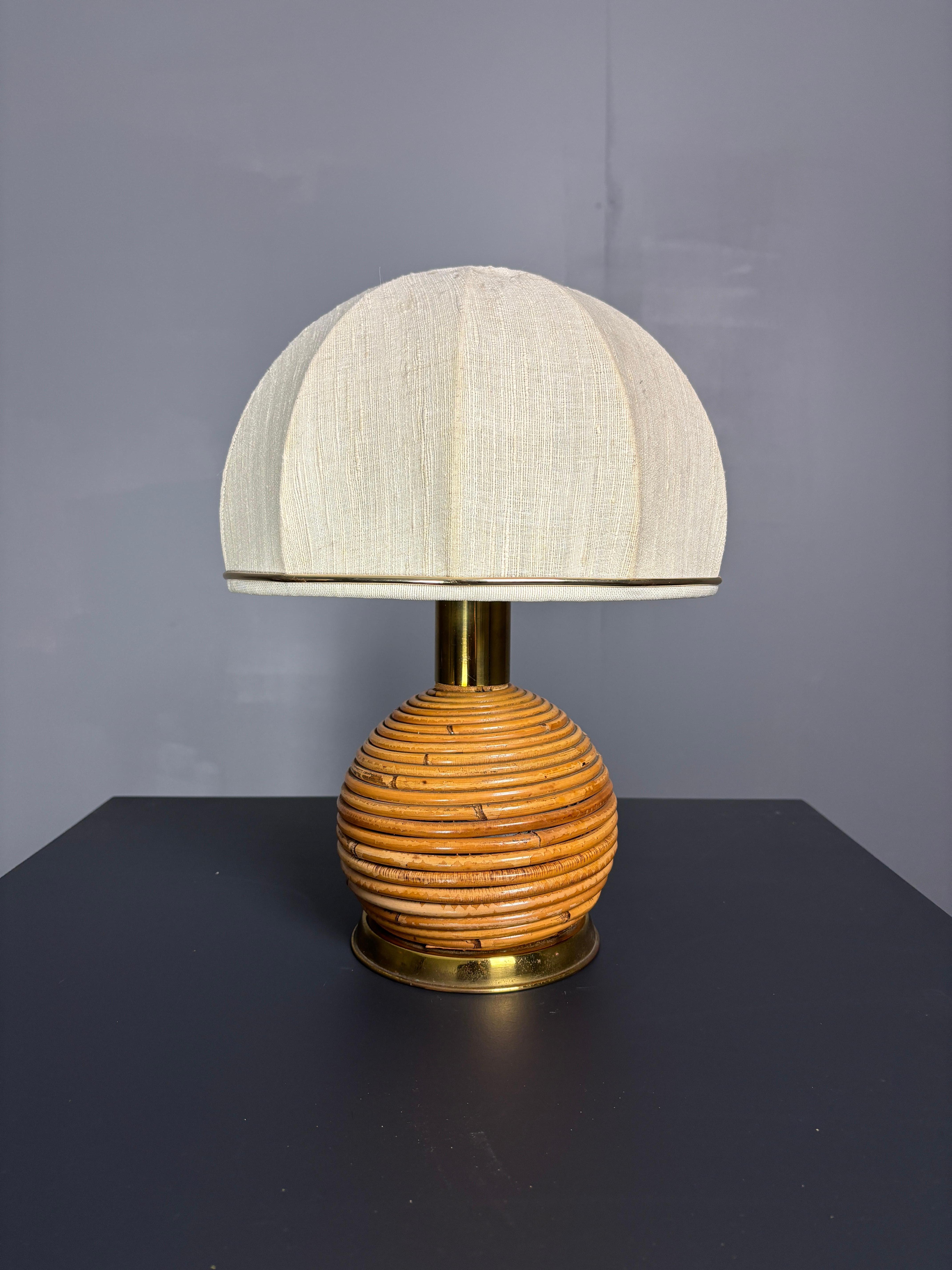Italiano Coppia di lampade da tavolo a fungo a matita in canna, rattan, bambù e ottone, Italia, anni '70 in vendita