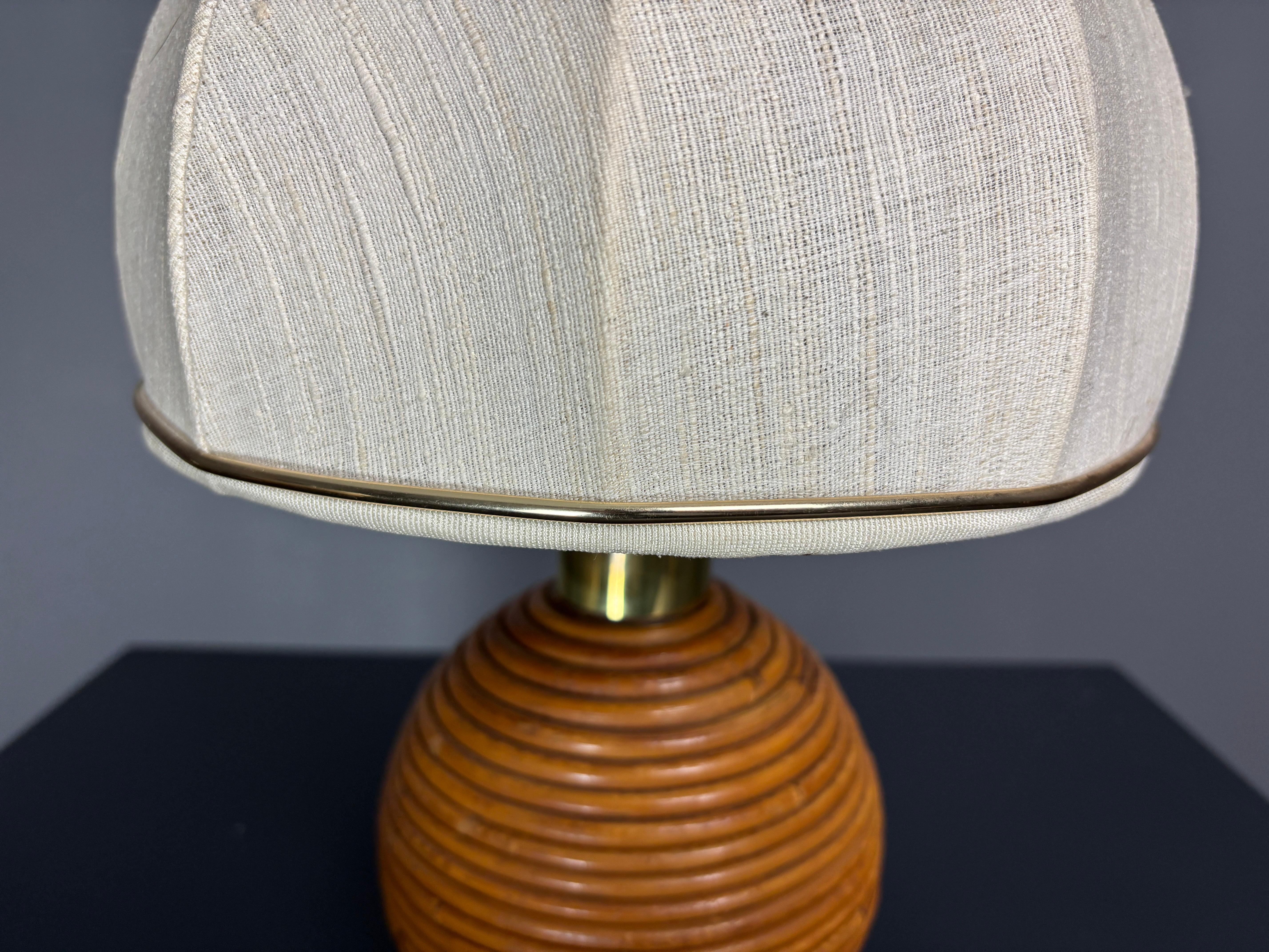 Coppia di lampade da tavolo a fungo a matita in canna, rattan, bambù e ottone, Italia, anni '70 in vendita 2
