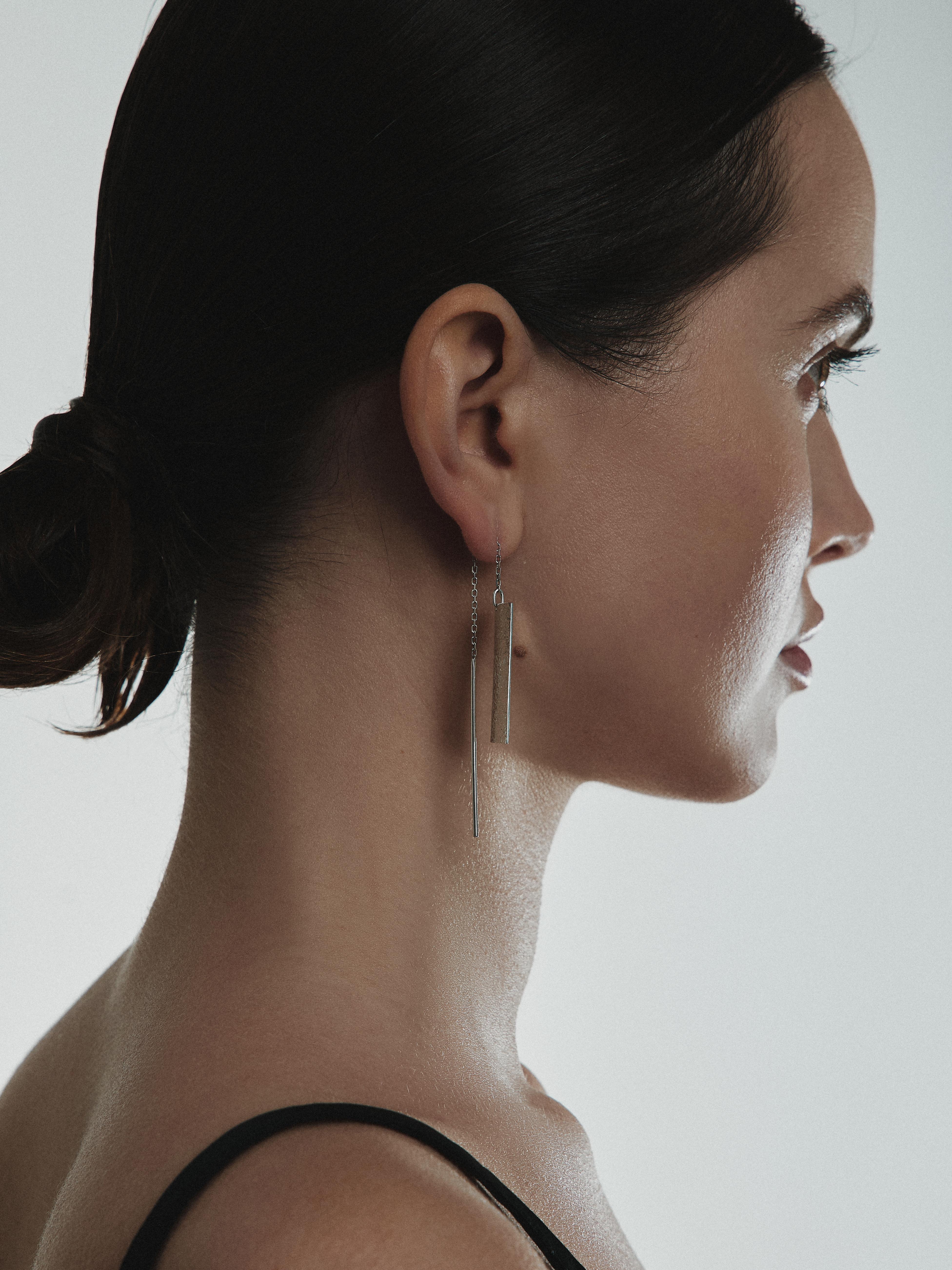 Paar Anhänger Contemporary Einfädler Kette Ohrringe minimalistisch Vergoldung Silber für Damen oder Herren im Angebot