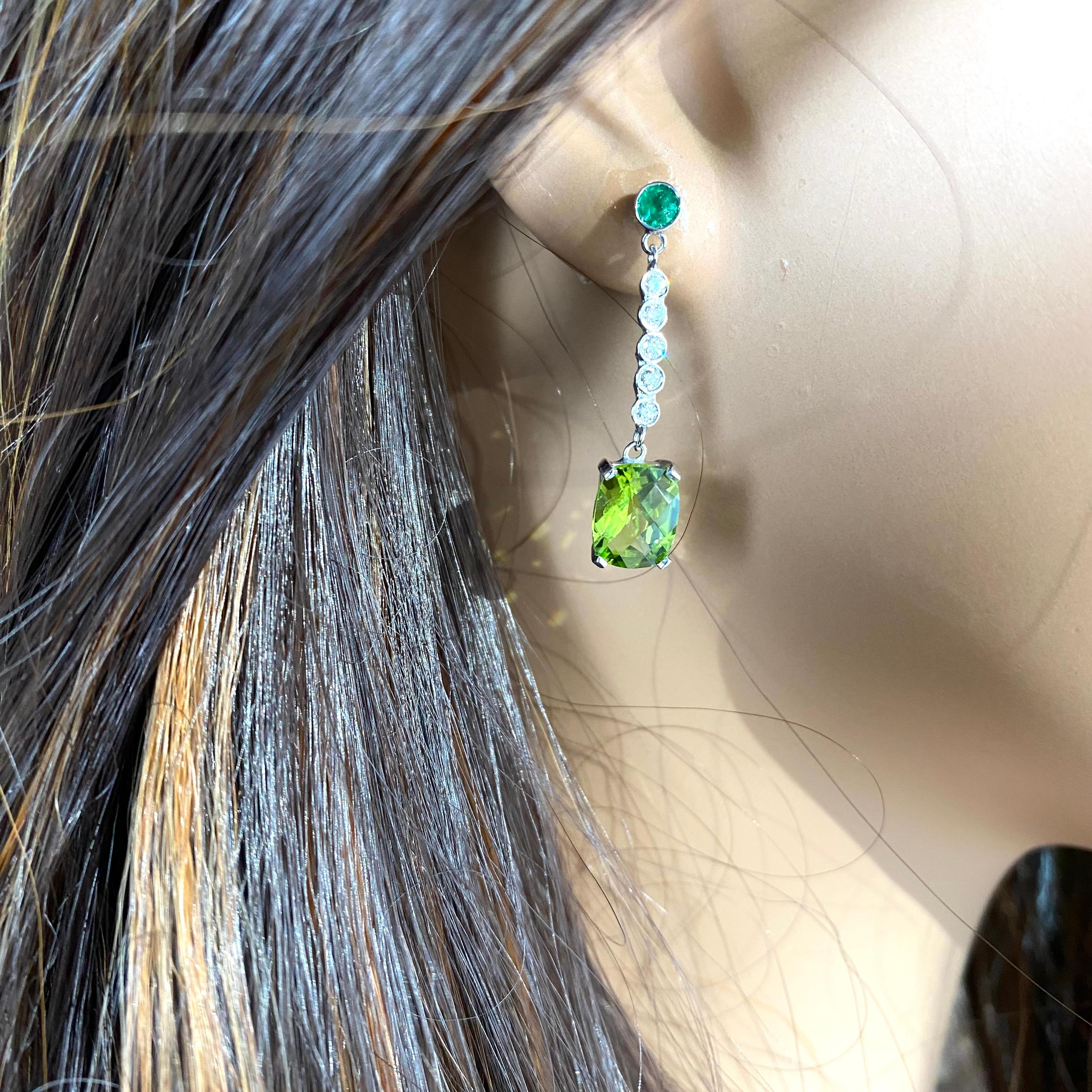 Paar Peridot Diamanten Smaragde 4,85 Karat Lariat Weißgold 1,20 Zoll Ohrringe  im Zustand „Neu“ im Angebot in New York, NY