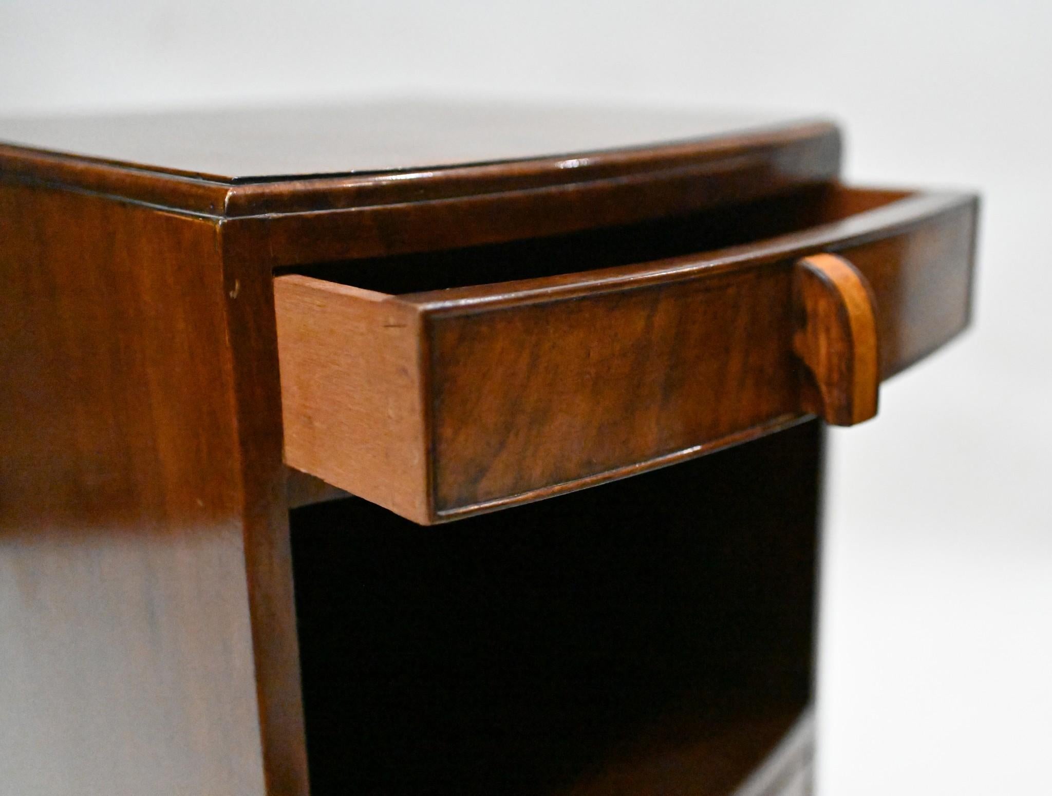 Milieu du XXe siècle Paire de tables de chevet d'époque Art Déco des années 1920 en vente