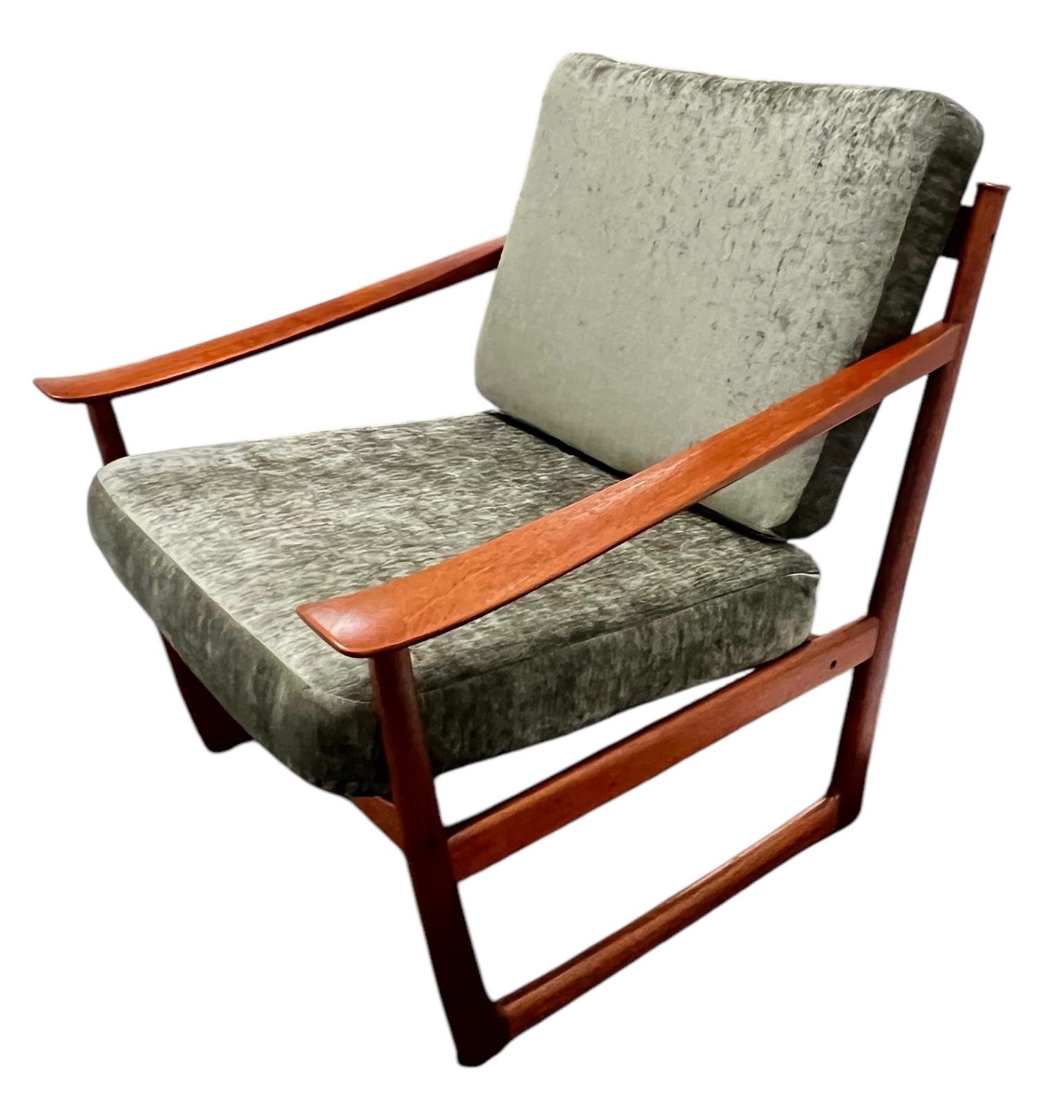Pair Peter Hvidt & Orla Molgaard-Nielsen Teak Lounge Chairs for France & Son en vente 5