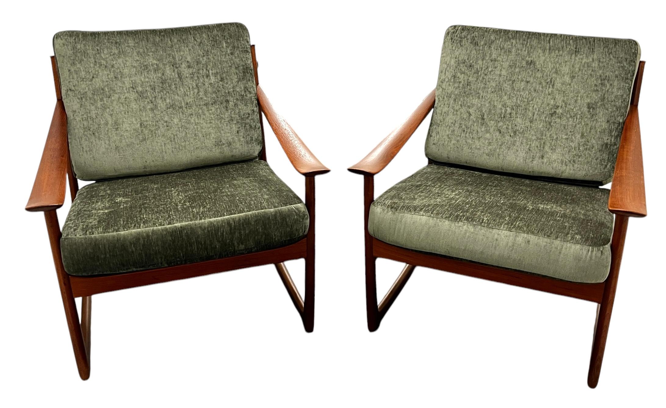 Pair Peter Hvidt & Orla Molgaard-Nielsen Teak Lounge Chairs for France & Son en vente 8