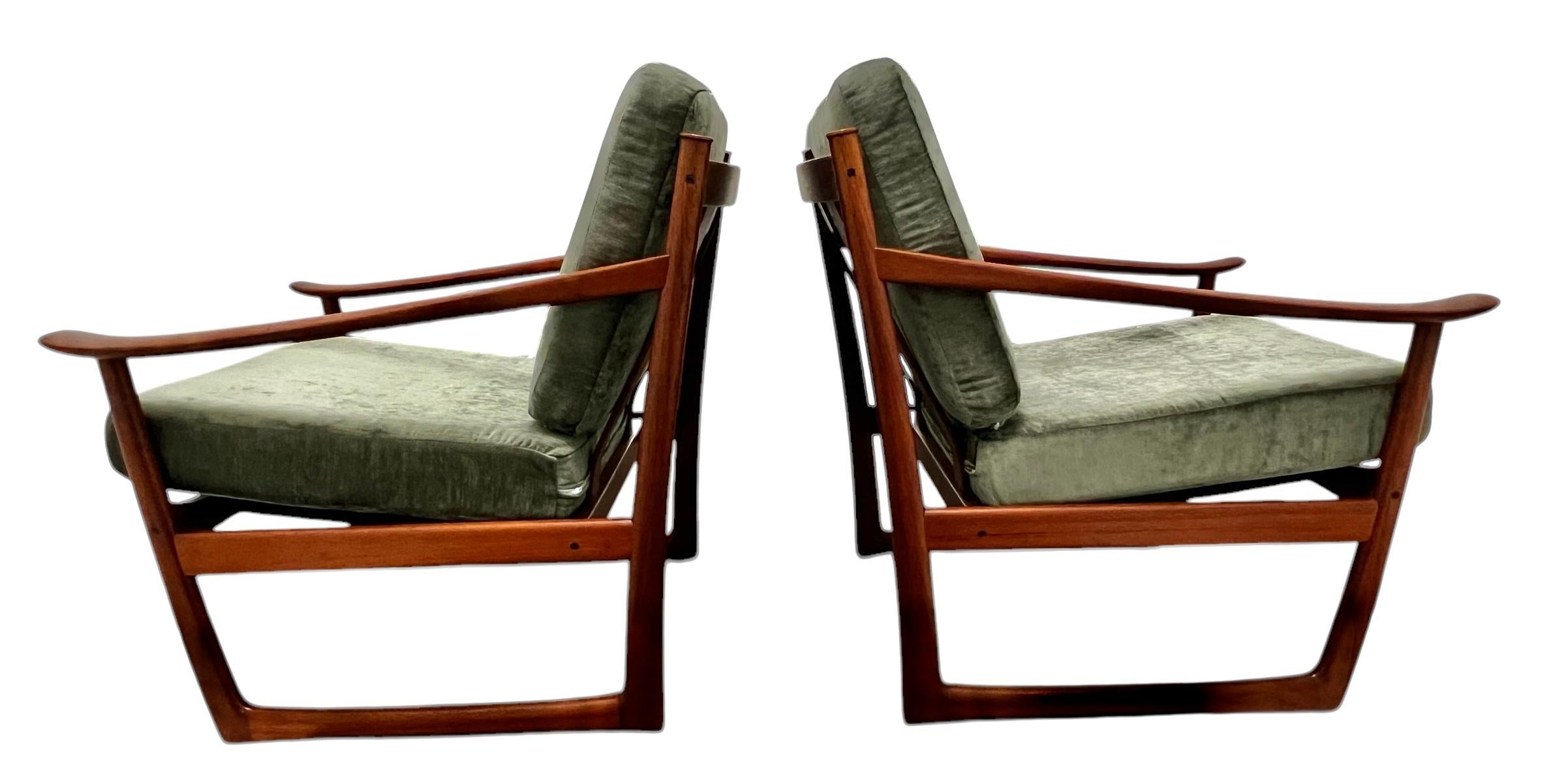 Danois Pair Peter Hvidt & Orla Molgaard-Nielsen Teak Lounge Chairs for France & Son en vente