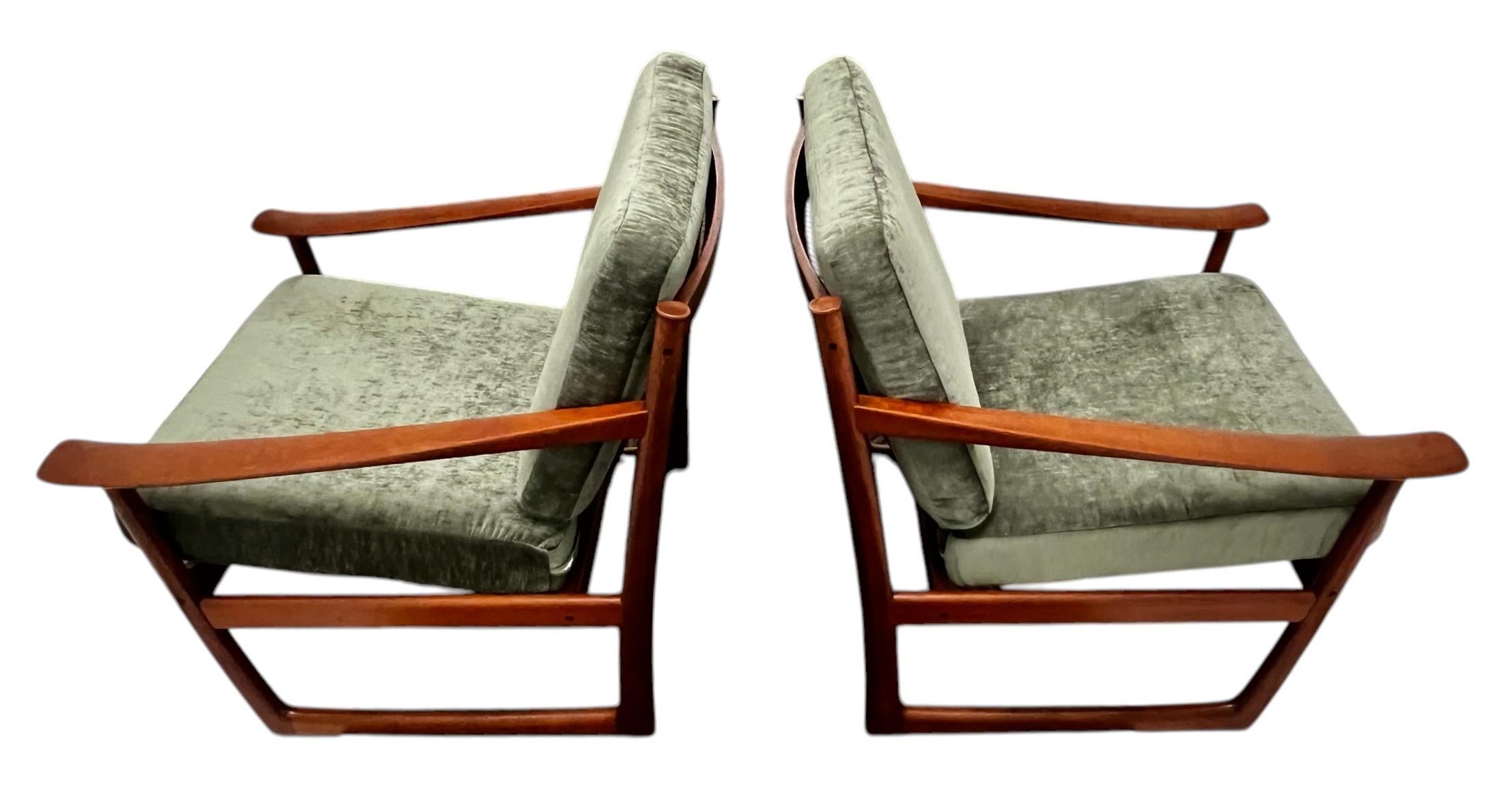 Fait main Pair Peter Hvidt & Orla Molgaard-Nielsen Teak Lounge Chairs for France & Son en vente