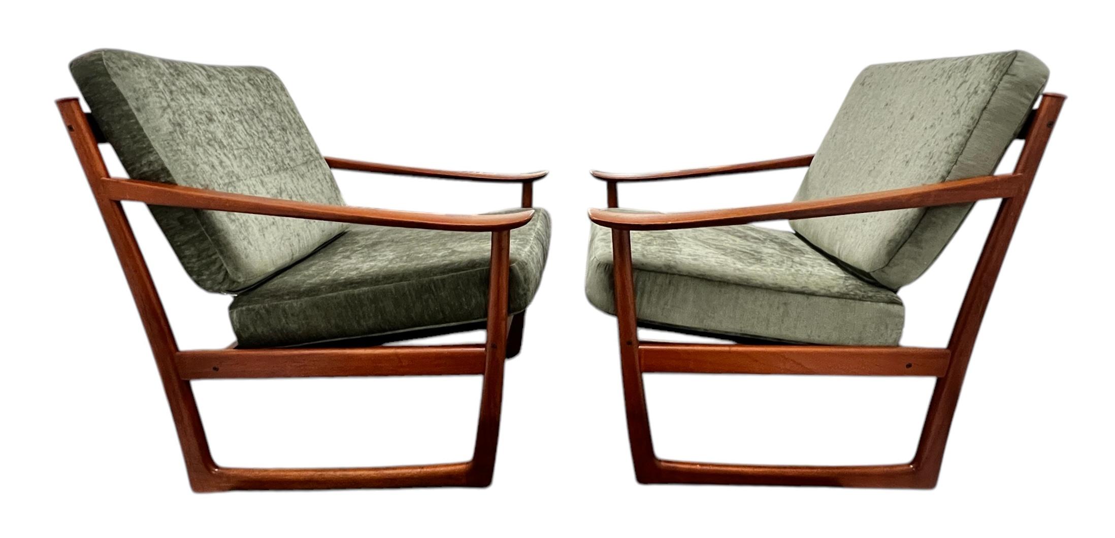 Pair Peter Hvidt & Orla Molgaard-Nielsen Teak Lounge Chairs for France & Son Bon état - En vente à New York, NY