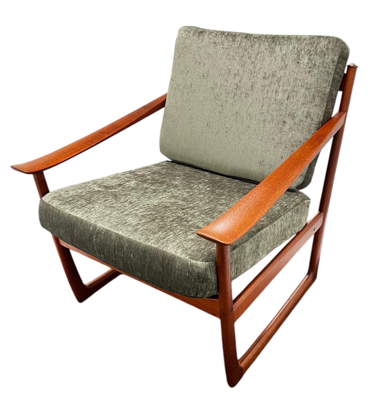 20ième siècle Pair Peter Hvidt & Orla Molgaard-Nielsen Teak Lounge Chairs for France & Son en vente