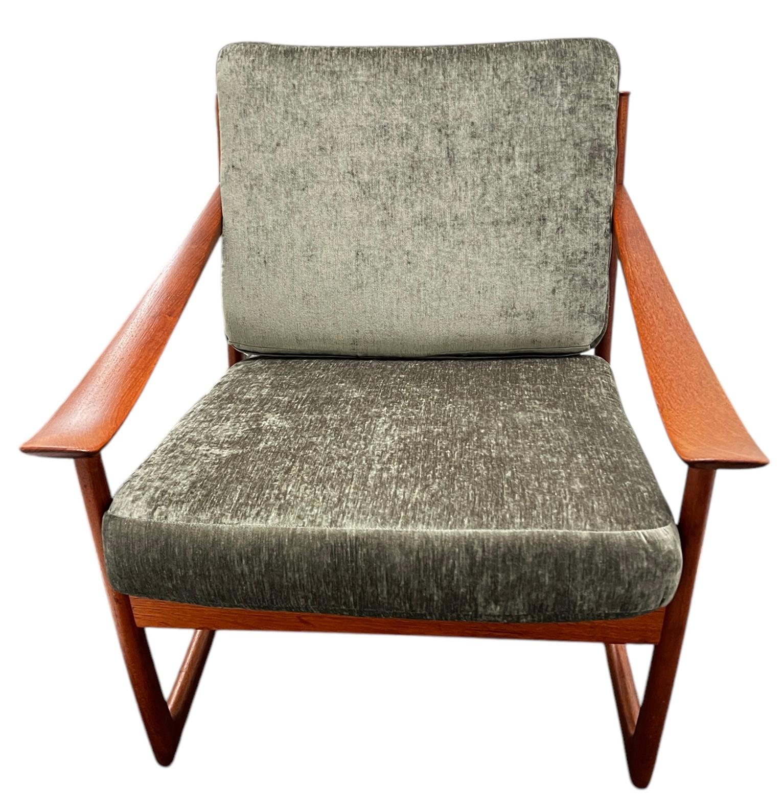 Tissu d'ameublement Pair Peter Hvidt & Orla Molgaard-Nielsen Teak Lounge Chairs for France & Son en vente