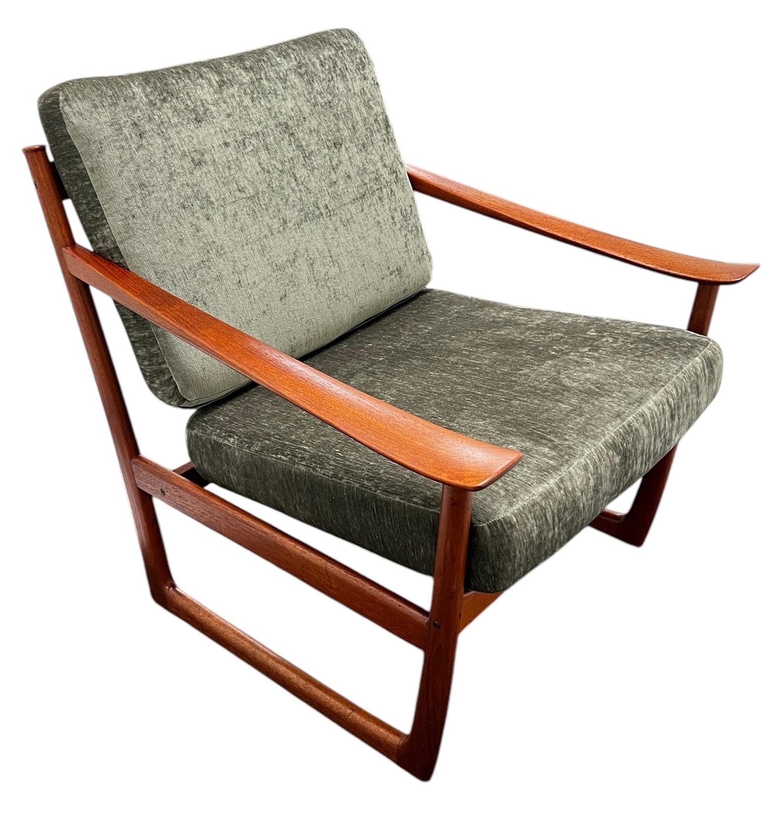 Pair Peter Hvidt & Orla Molgaard-Nielsen Teak Lounge Chairs for France & Son en vente 1