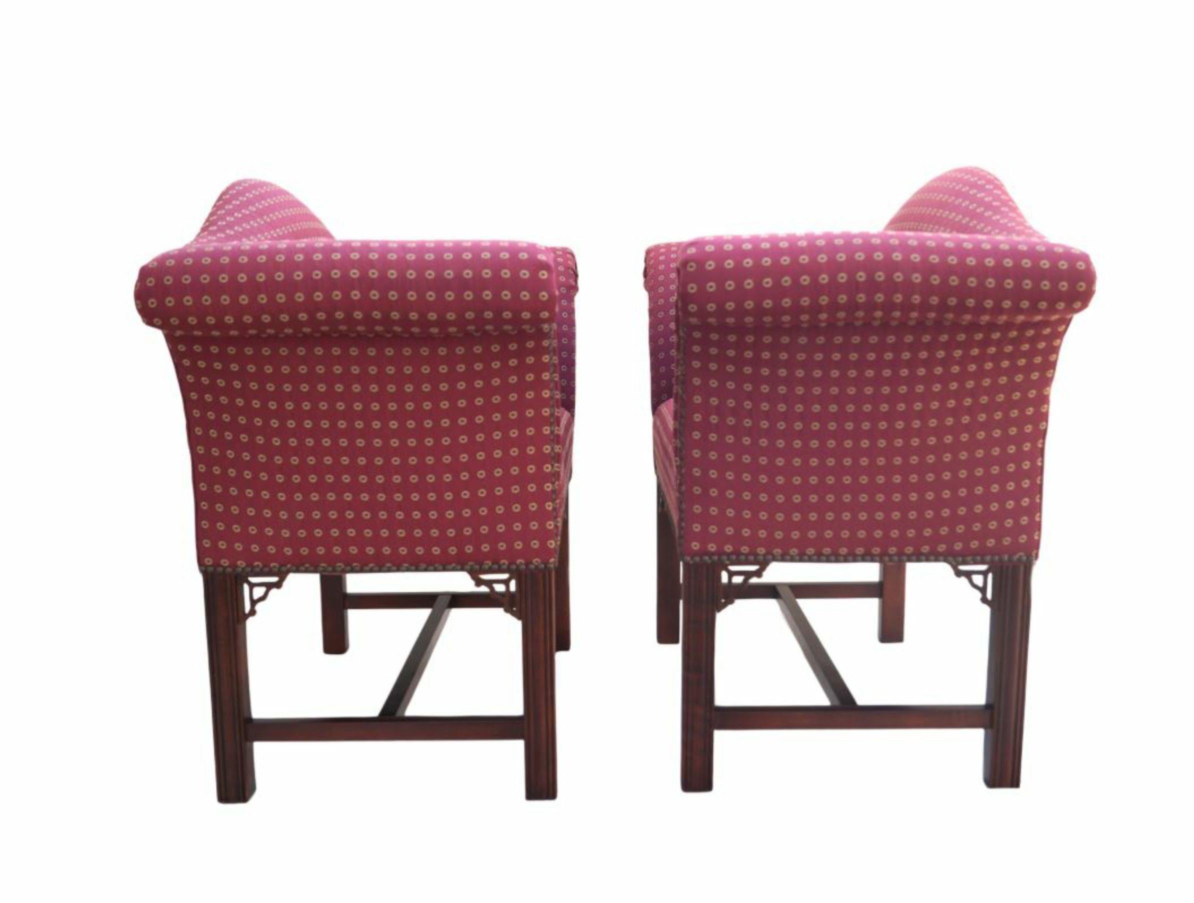 Coppia Petite Chippendale Settee Window Seat Chairs Panche Vanity Stools Nailhead In condizioni buone in vendita a Wayne, NJ
