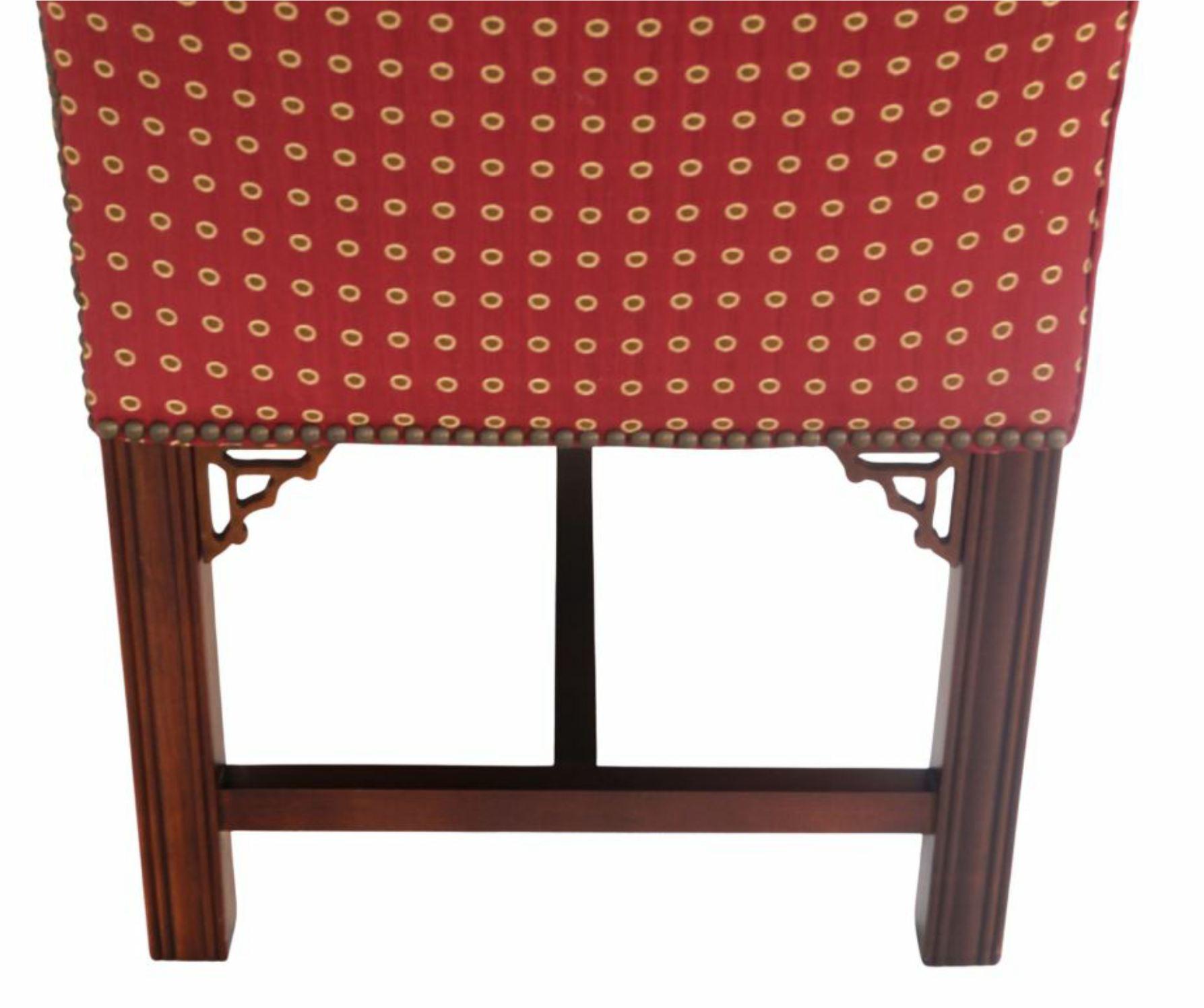 Fine XX secolo Coppia Petite Chippendale Settee Window Seat Chairs Panche Vanity Stools Nailhead in vendita