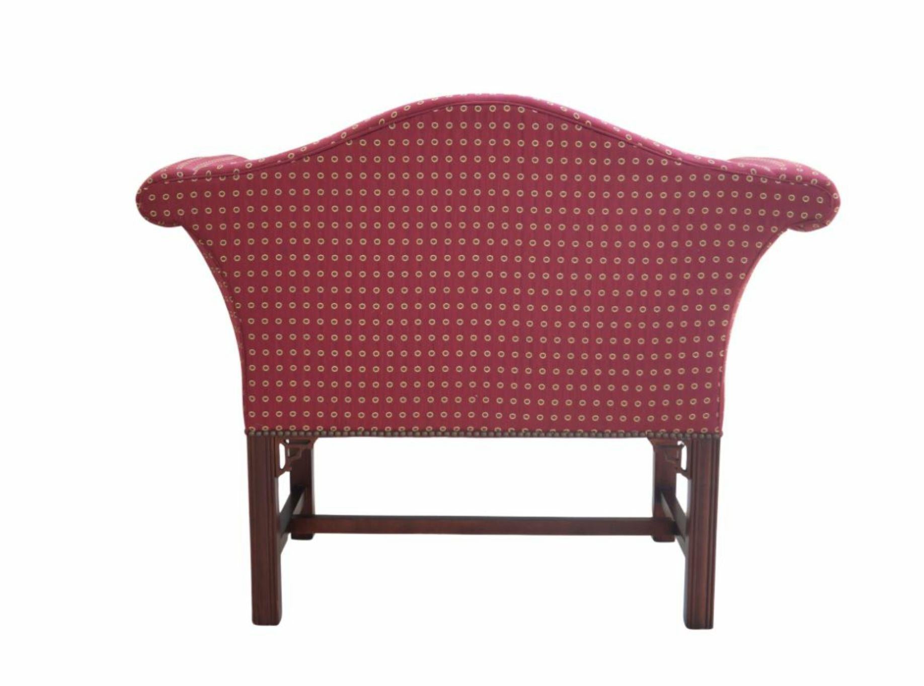 Legno Coppia Petite Chippendale Settee Window Seat Chairs Panche Vanity Stools Nailhead in vendita