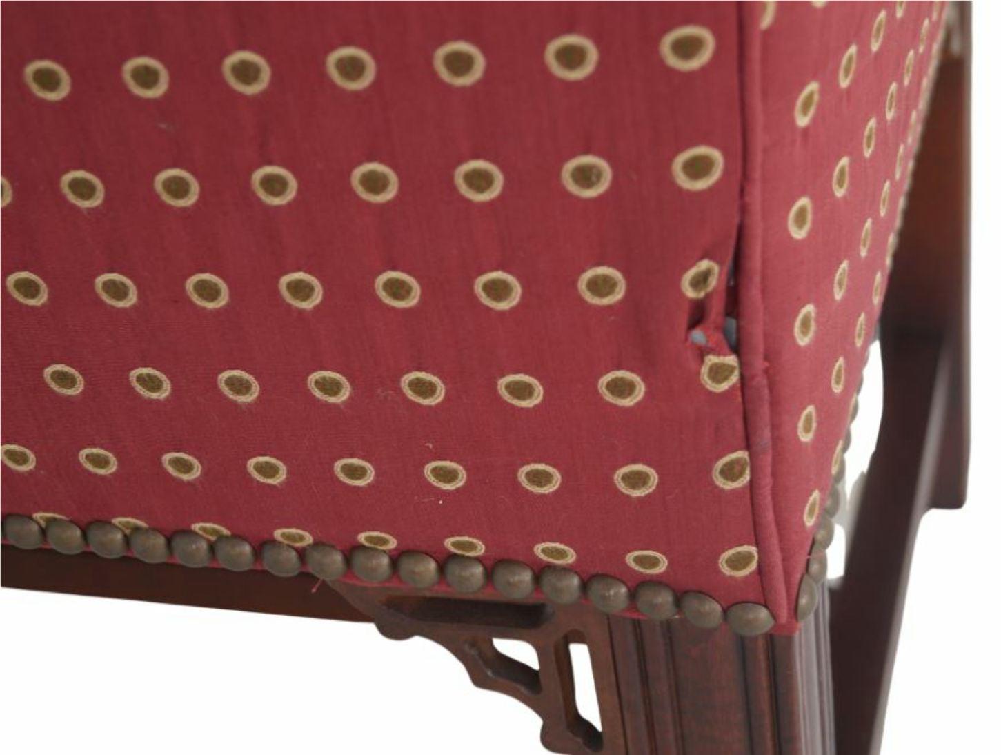 Coppia Petite Chippendale Settee Window Seat Chairs Panche Vanity Stools Nailhead in vendita 2