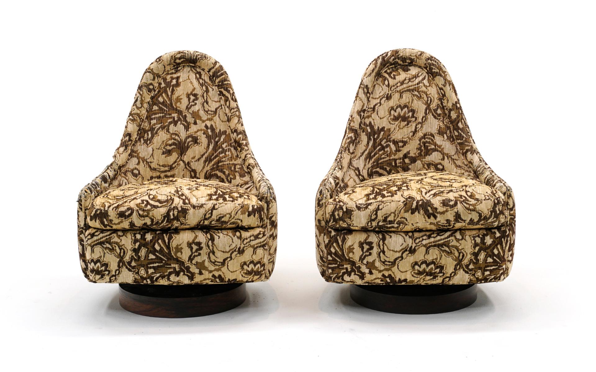Paire (nous en avons quatre disponibles) de petits fauteuils pivotants à bascule conçus par Milo Baughman pour Thayer Coggin. Design/One rare et très recherché, rendu encore plus rare par les bases en palissandre brésilien.  Les chaises sont en