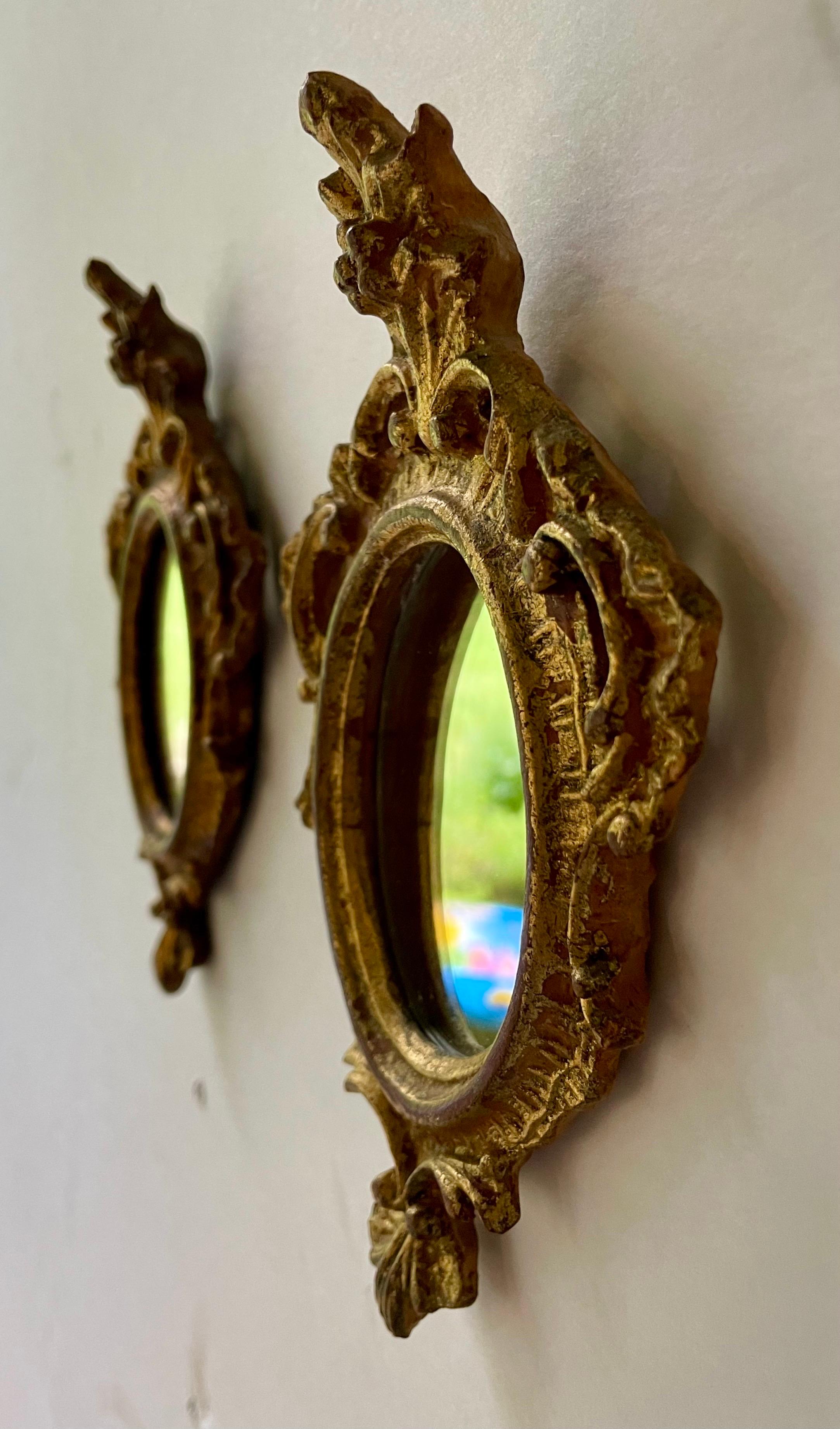 Coppia di specchi d'epoca in legno dorato Florentine in vendita 5