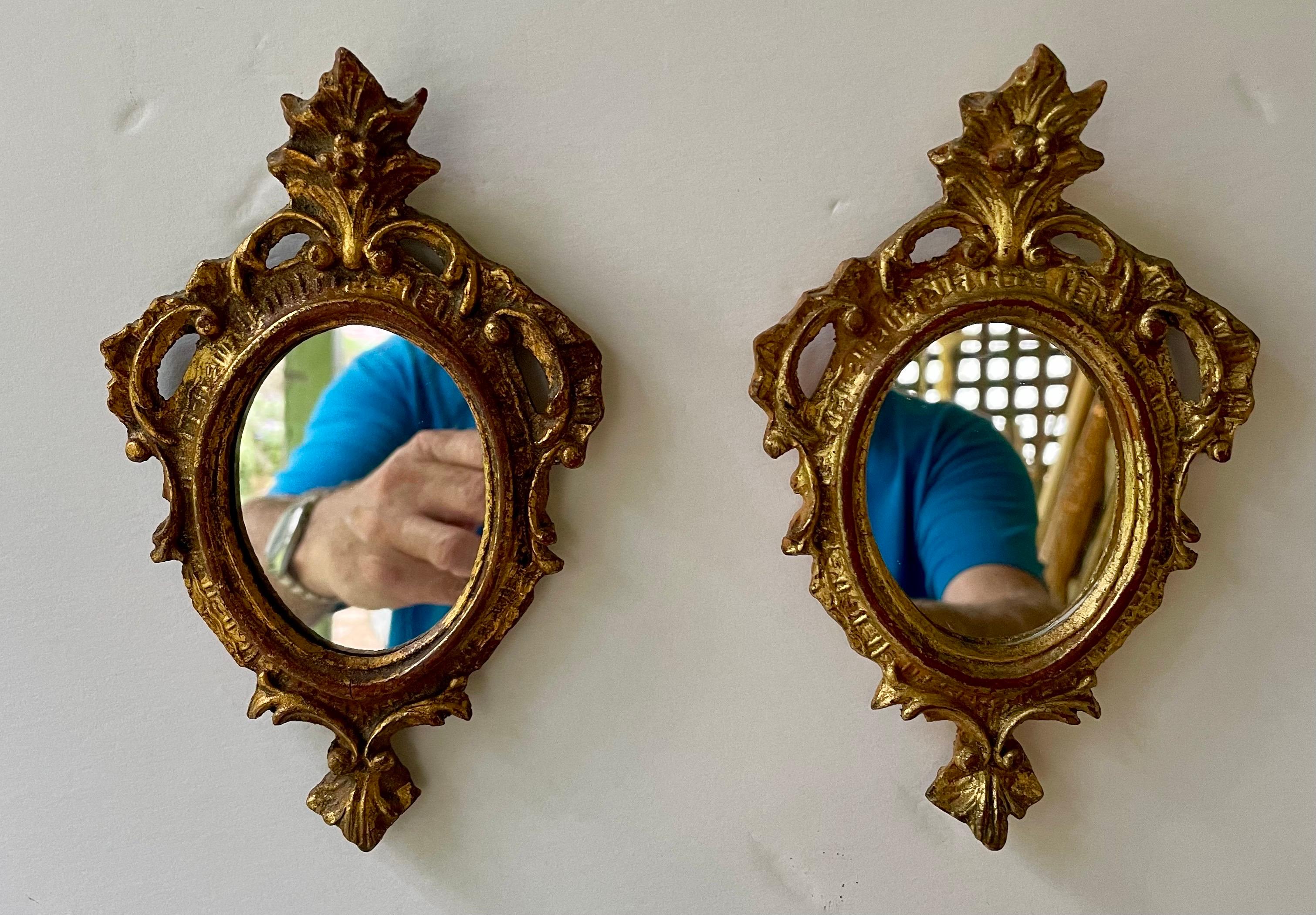 Grande coppia di specchi vintage in stile Hollywood Regency in legno dorato italiano Florentine. Buone condizioni con specchio sostituito di recente. Misura 7